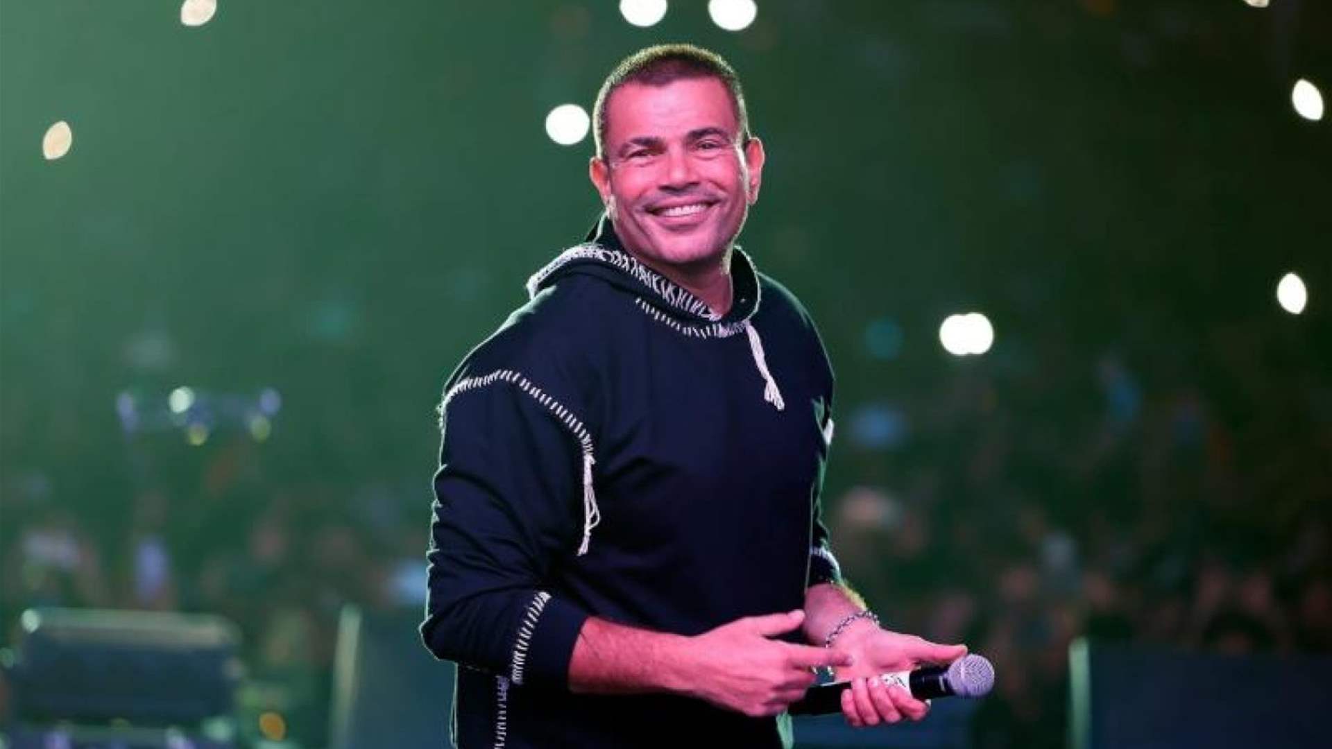 حملة انتقادات جديدة ضد عمرو دياب... ما فعله مع مهندس الصوت في زفاف ريم سامي أغضب الجمهور! (فيديو)