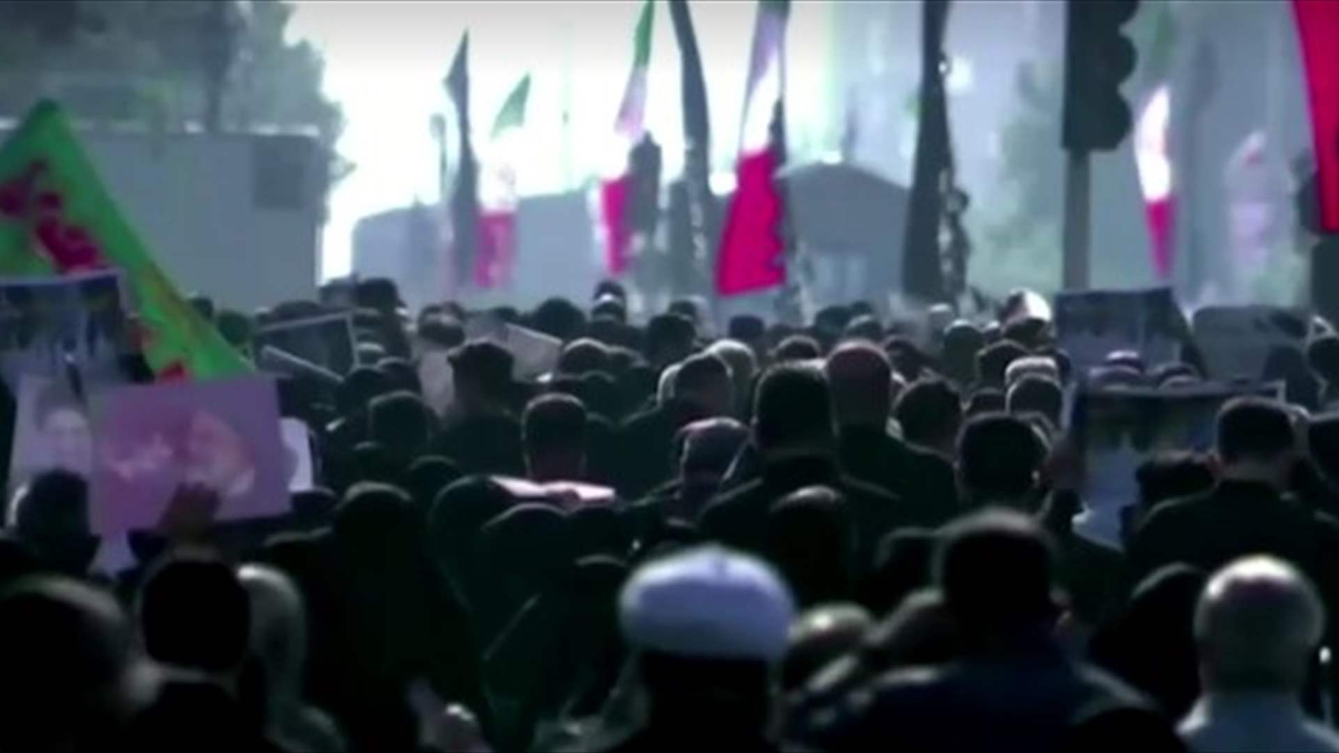 تجمع عشرات آلاف الأشخاص في طهران لحضور مراسم تشييع رئيسي      
