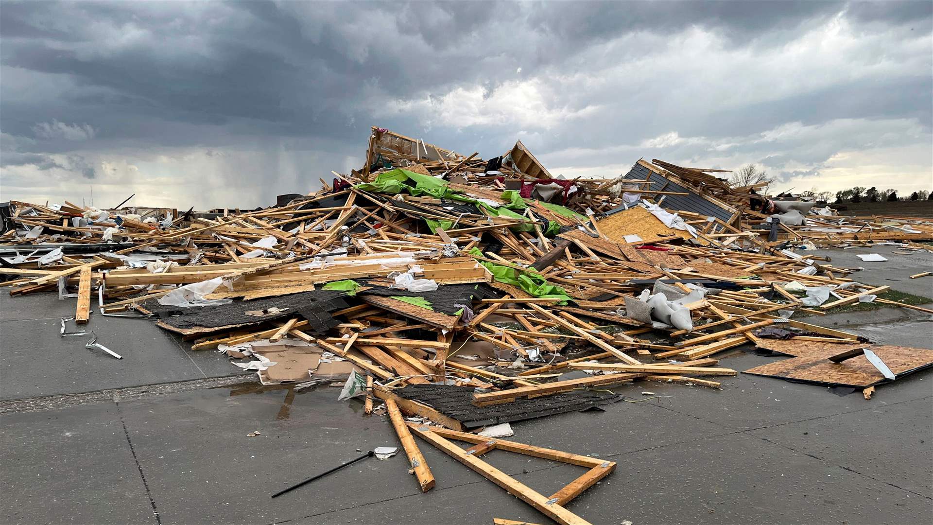 Tornadoes hit Iowa causing &#39;multiple&#39; deaths