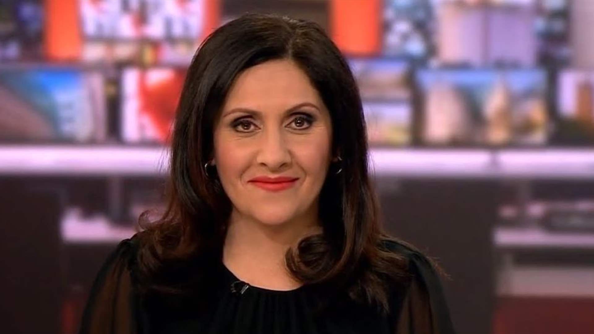 مذيعة شهيرة تتعرّض لموقف مضحك أثناء البث المباشر: "كان عليّ الاستسلام بعد قليل" (فيديو)
