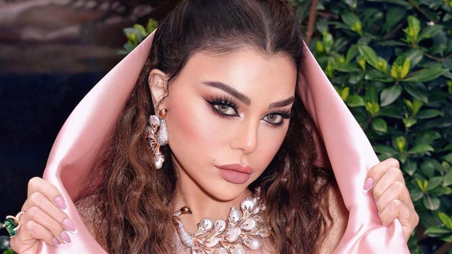 بإطلالة أنثوية وجذابة...هيفاء وهبي تذهل الجمهور في مهرجان كان (صورة)