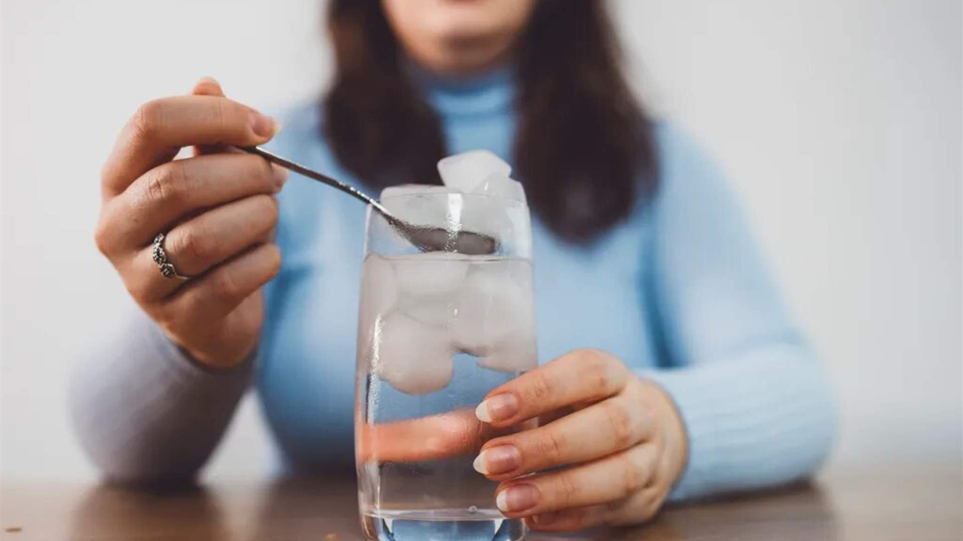 أطباء الأسنان يحذّرون من مضغ الثلج... إليكم ما كشفوه عن آثاره الجانبية المضرّة!