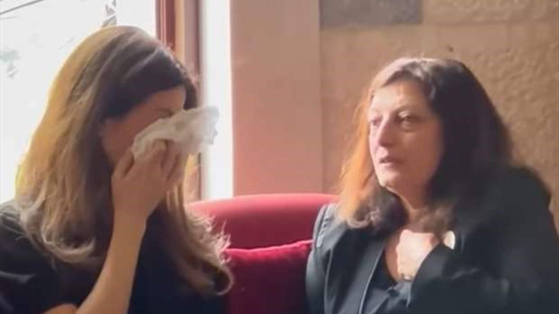 لحظة انهيار نانسي عجرم في عزاء طوني صوايا... بكاء وتأثّر شديد (فيديو)