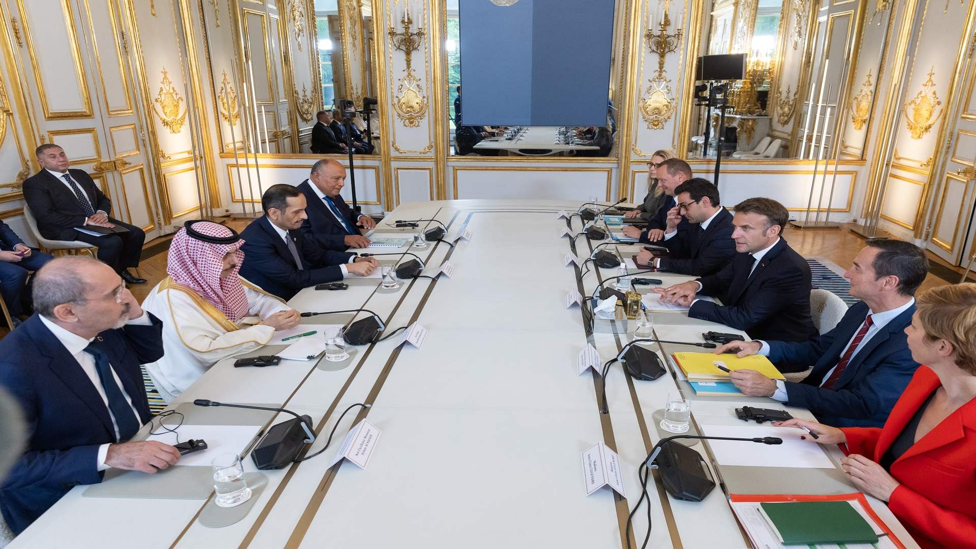 ماكرون يستقبل وفد اللجنة الوزارية المكلف من القمة العربية الإسلامية المشتركة غير العادية بشأن غزة
