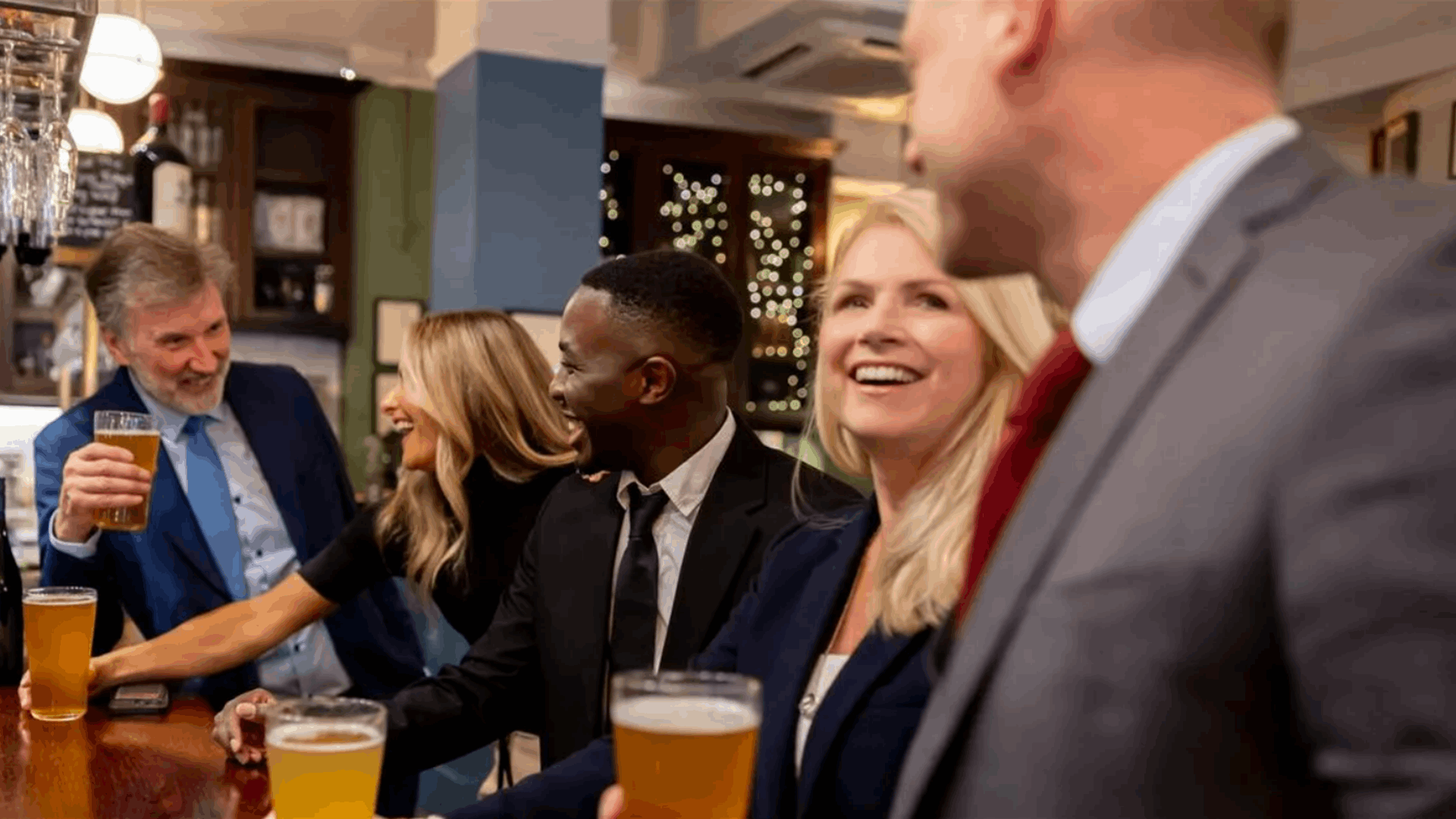 "سمحت لشخص غريب أن يشاركني طاولتي في إحدى الحانات... ما حدث بعد ذلك جعلني عاجزًا عن الكلام"!