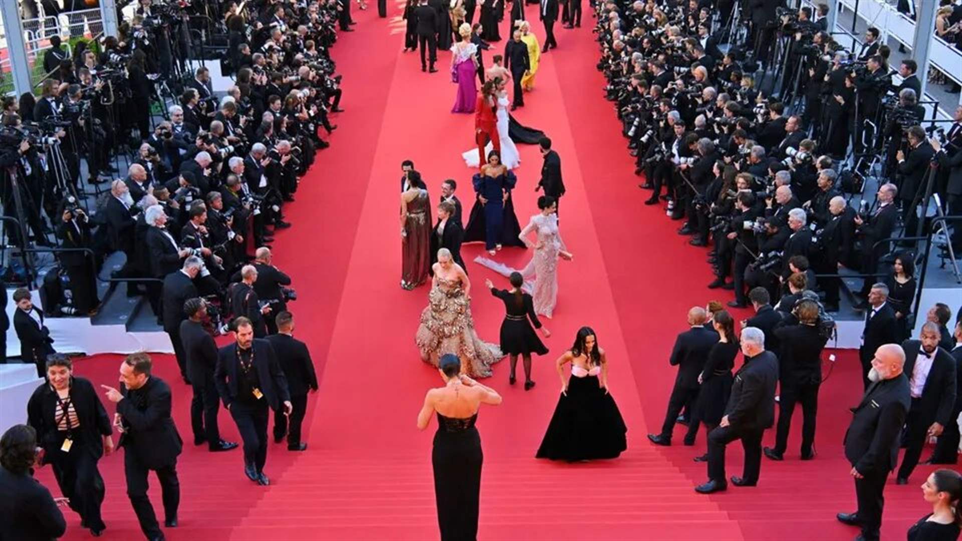 بفستان مزيّن بصورة المسيح...ممثلة شهيرة تثير الجدل في مهرجان كان وهذا ما فعلته مع حارسة الأمن! (صورة)