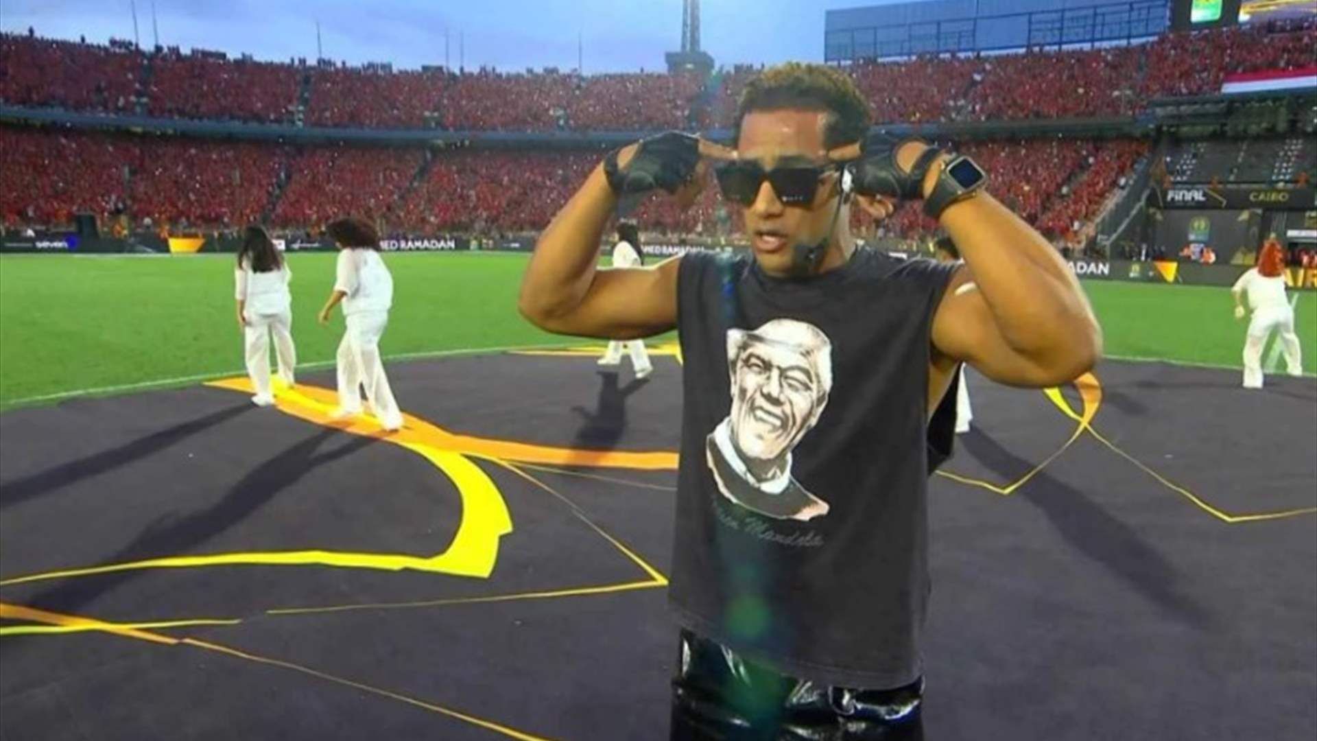 الجمهور أدار ظهره لمحمد رمضان وهتف "فلسطين"... "عملوا معاه الواجب"