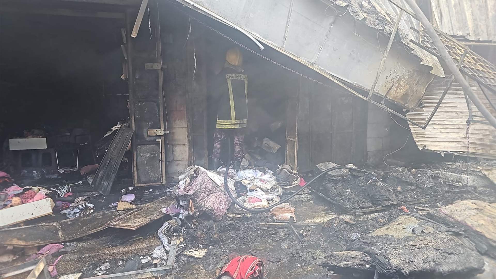 فرق الدفاع المدنيّ الفلسطينيّ تكافح للسيطرة على حريق كبير في البيرة