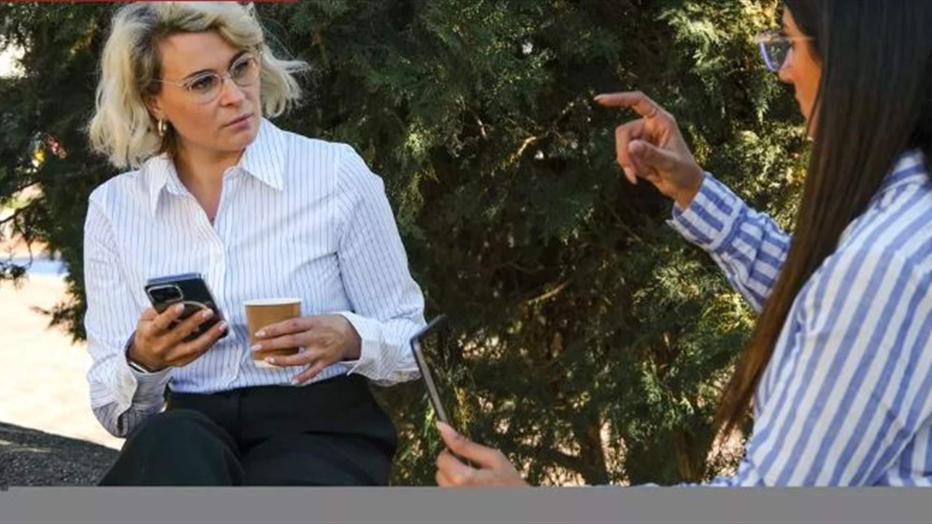 طلبت منها أمرًا بسيطًا... شابة تصدم إحدى النساء برد فعلها في أحد المقاهي!