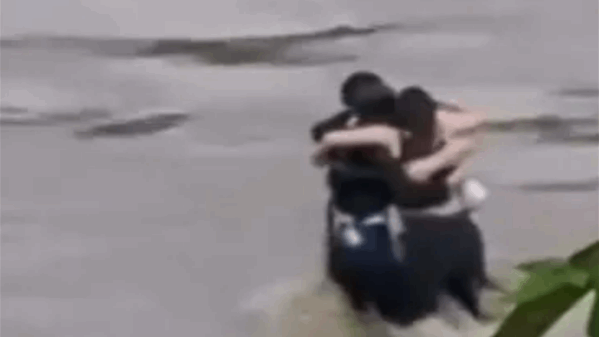 &quot;ابقوا معًا عانقوا بعضكم&quot;... 3 أصدقاء جمعهم عناق أخير قبل أن تفرقهم المياه القاتلة وهذه تفاصيل المأساة! (فيديو) 