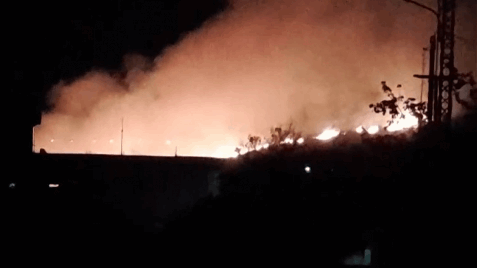 حرائق بين علما الشعب والضهيرة تسببت بها القذائف الإسرائيلية الفوسفورية الحارقة