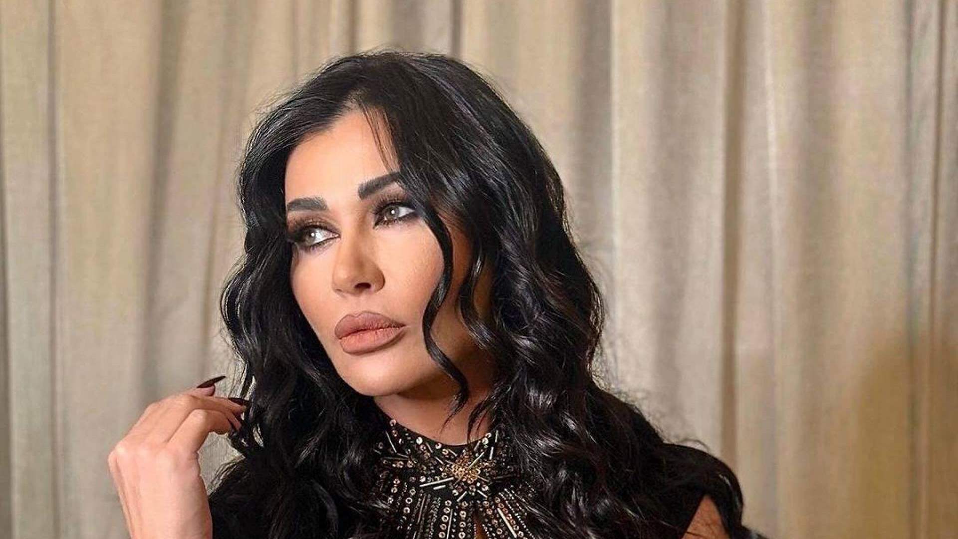 نادين الراسي بالحجاب في الجزائر... لقطة وهي تصلّي داخل المسجد