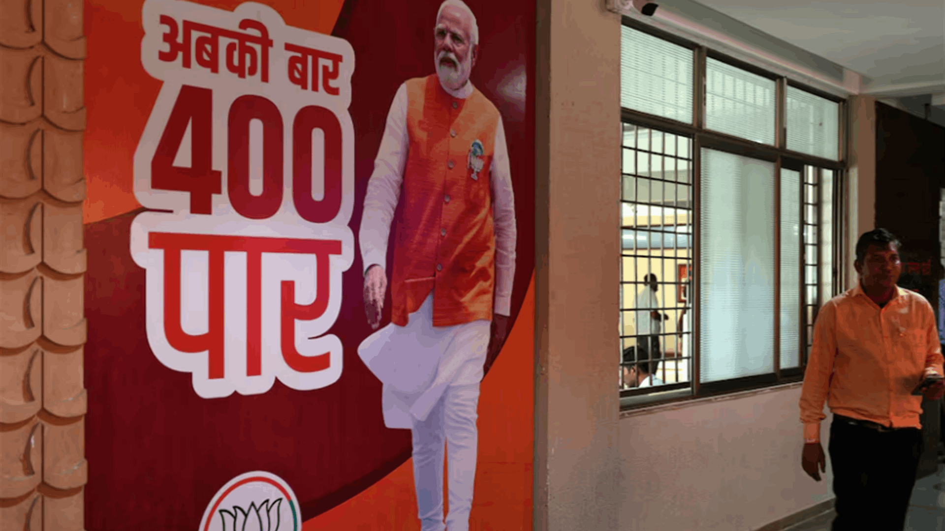 India vote count shows Modi alliance heading to majority but no landslide