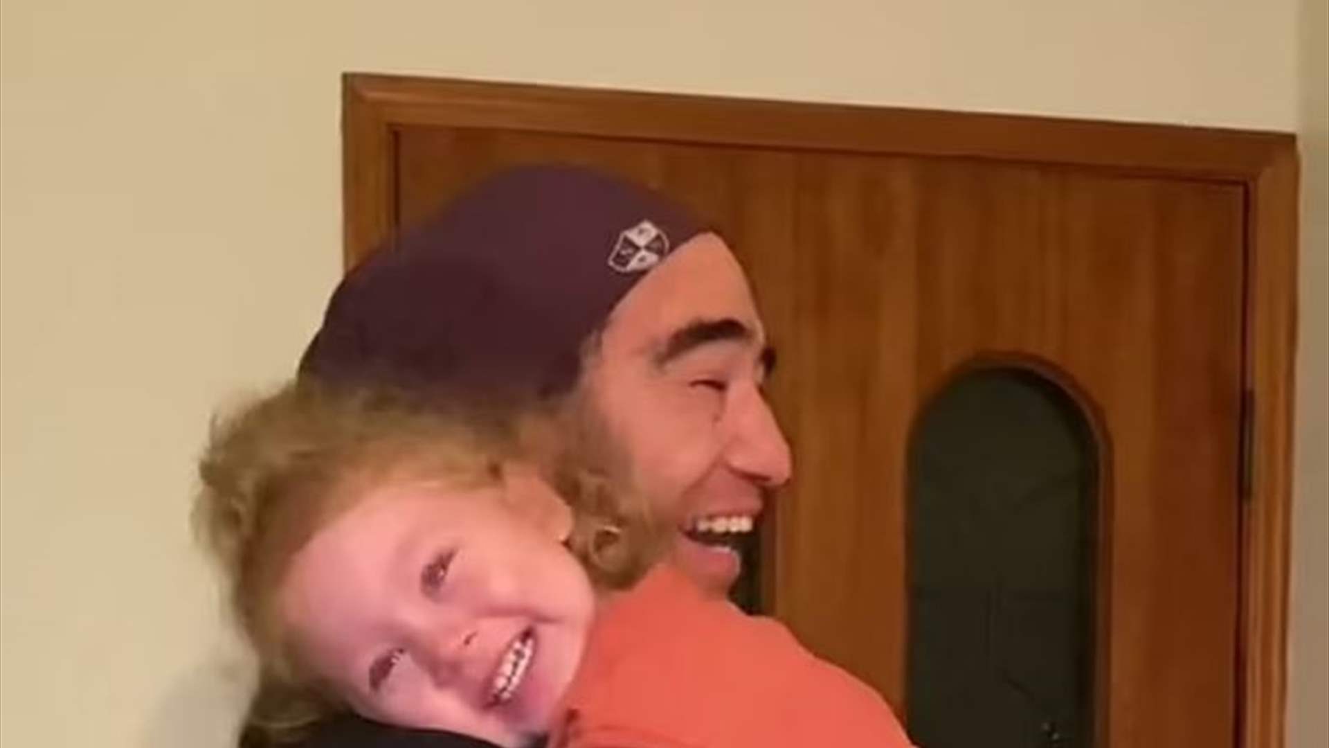 التقت بوالدها بعد فراق دام 3 أشهر... رد فعل الطفلة كان مذهلا! (فيديو)