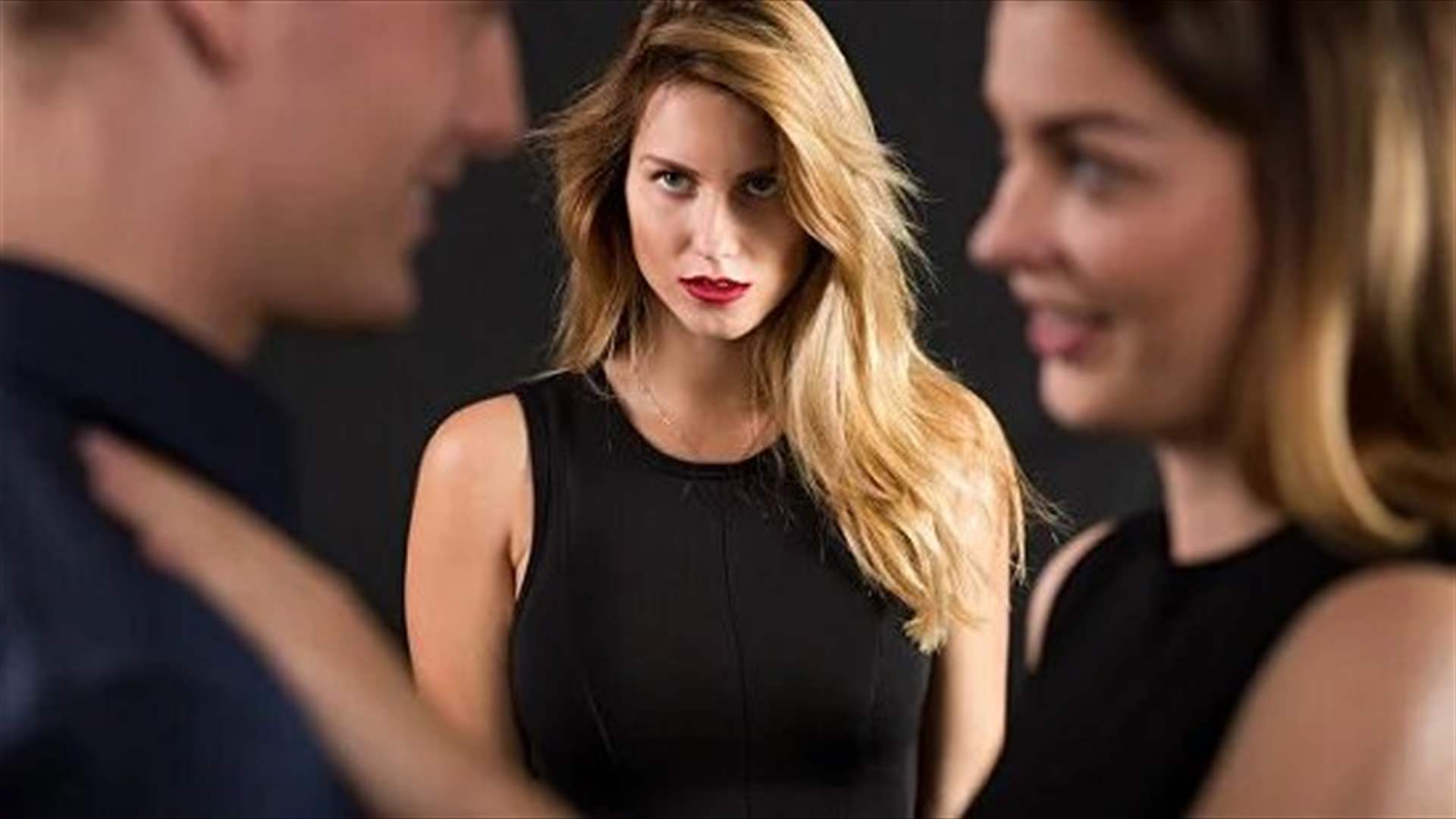 طبيبة نفسية تكتشف خيانة زوجها لها عن طريق الصدفة... هوية عشيقته صدمت الجميع!