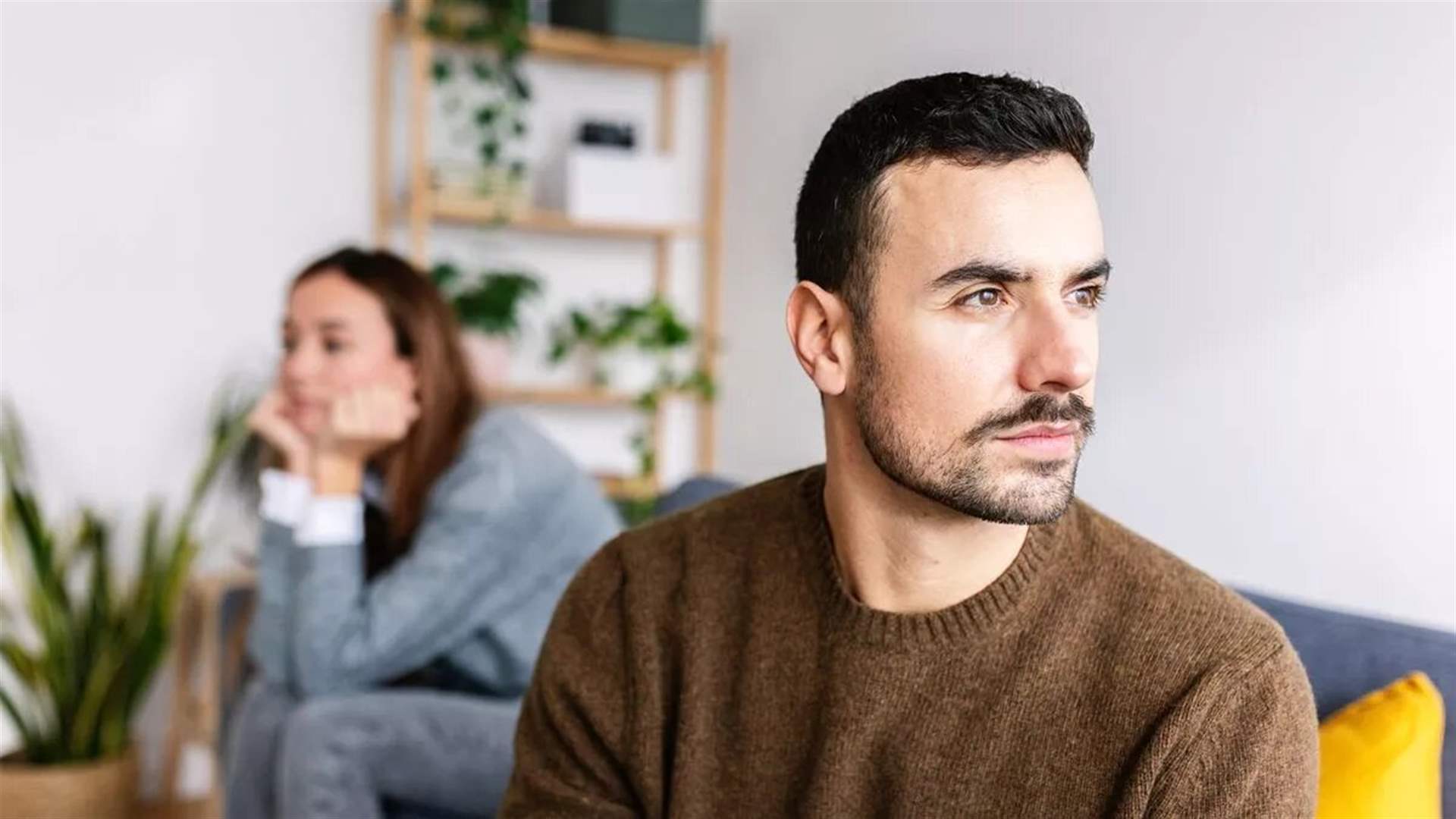 قرر إخفاء المبلغ الذي يكسبه عن حبيبته...رجل يثير الجدل على مواقع التواصل وهذه قصته!