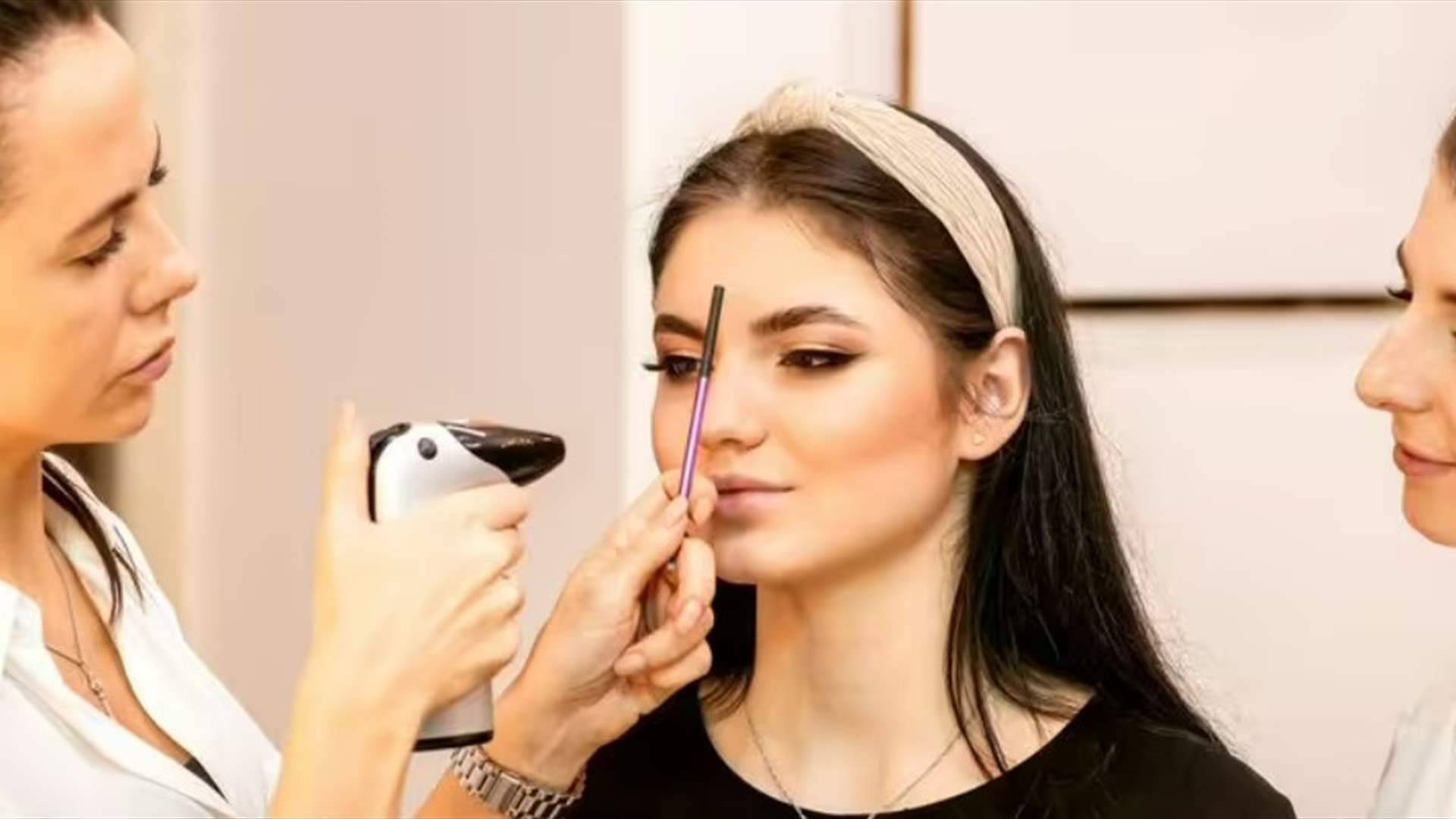 خبيرة تجميل تكشف عن خطأ شائع قد يجعلكِ تبدين أكبر سنًا: "لا تفعلي هذا"