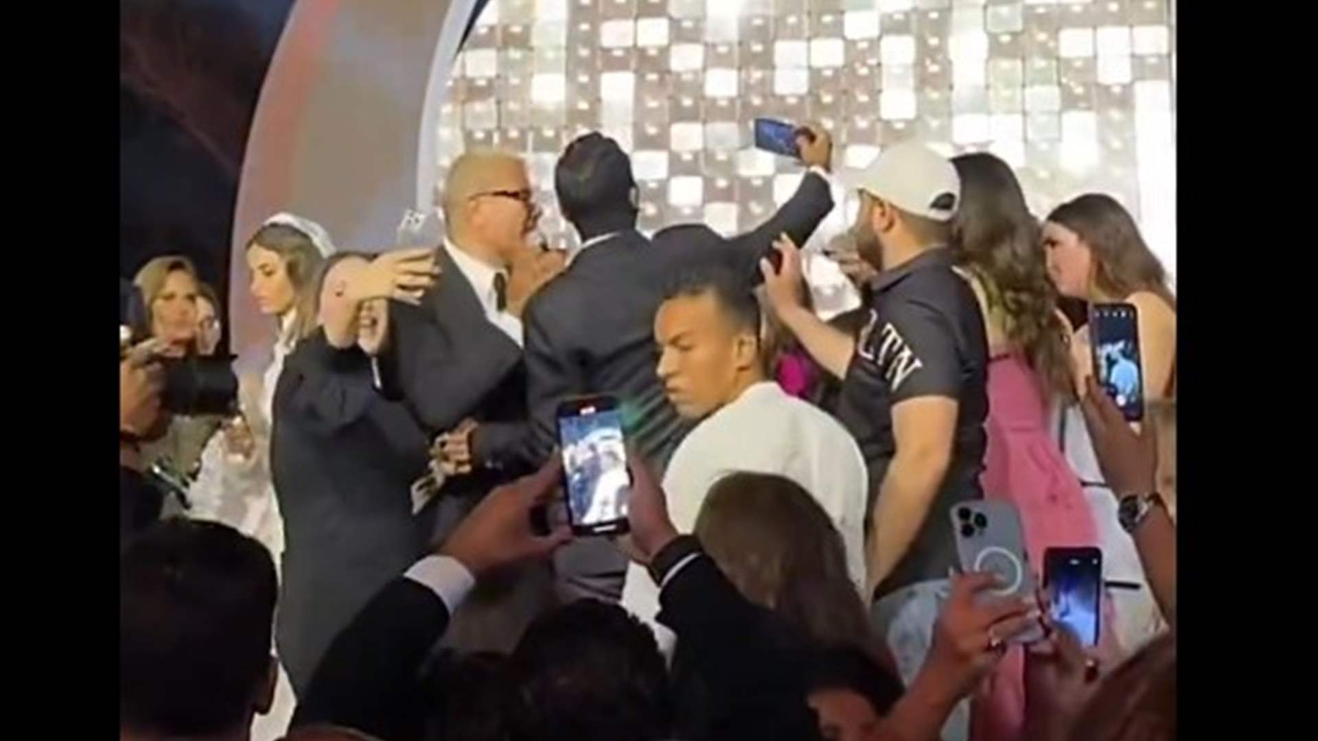 عمرو دياب يضرب معجباً حاول التقاط صورة معه! (فيديو)