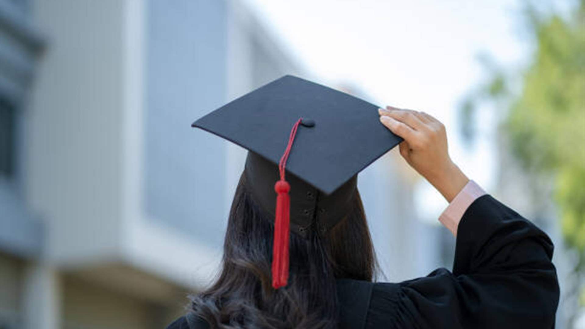 طالبة تثير الجدل بعد وقوفها على رأسها خلال حفل تخرجها: "هذا أمر شيطاني"