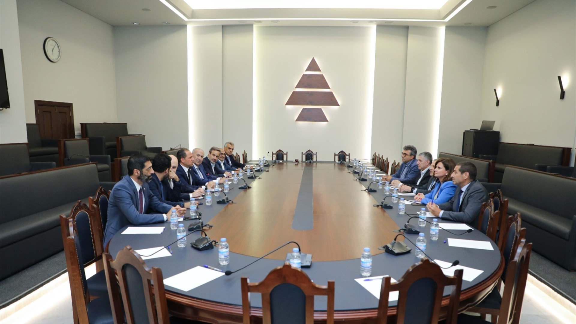 اجتماع في بيت الكتائب المركزي بين نواب المعارضة ووفد من لبنان القوي برئاسة باسيل
