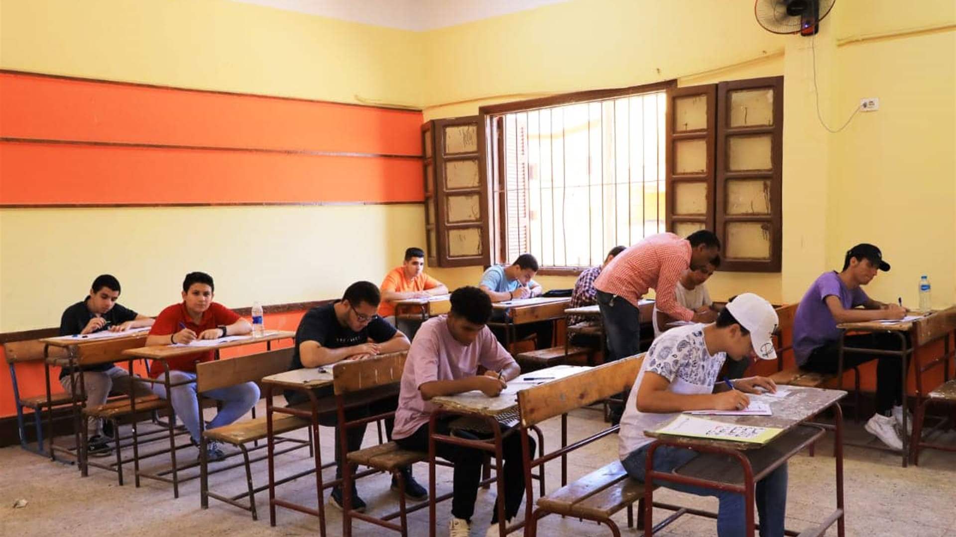 قبل ساعات من الامتحانات... العثور على طالب عربي في غرفته بهذه الحالة! 