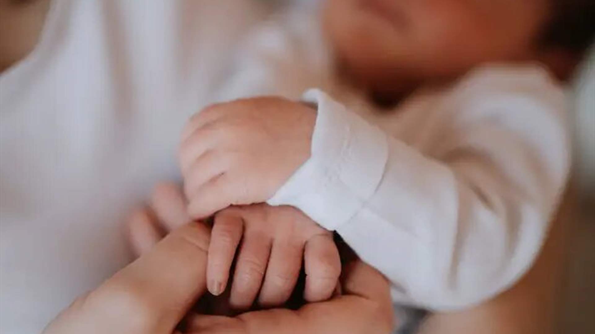 لم تكن على علم بحملها... امرأة تلد طفلها في أحد المطاعم بظروف غريبة: اسمه فاجأ الجميع!