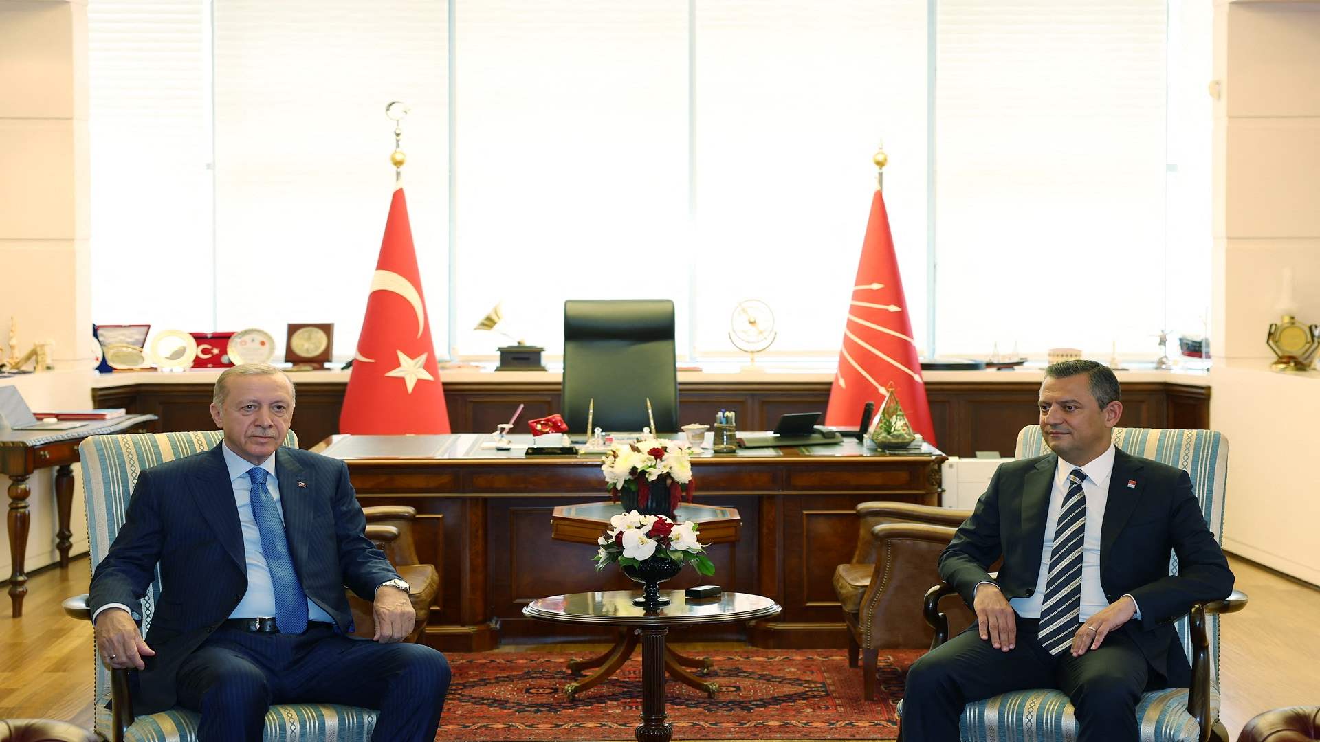 لأول مرة منذ 18 عاما... اردوغان يزور مقر حزب الشعب الجمهوري المعارض 