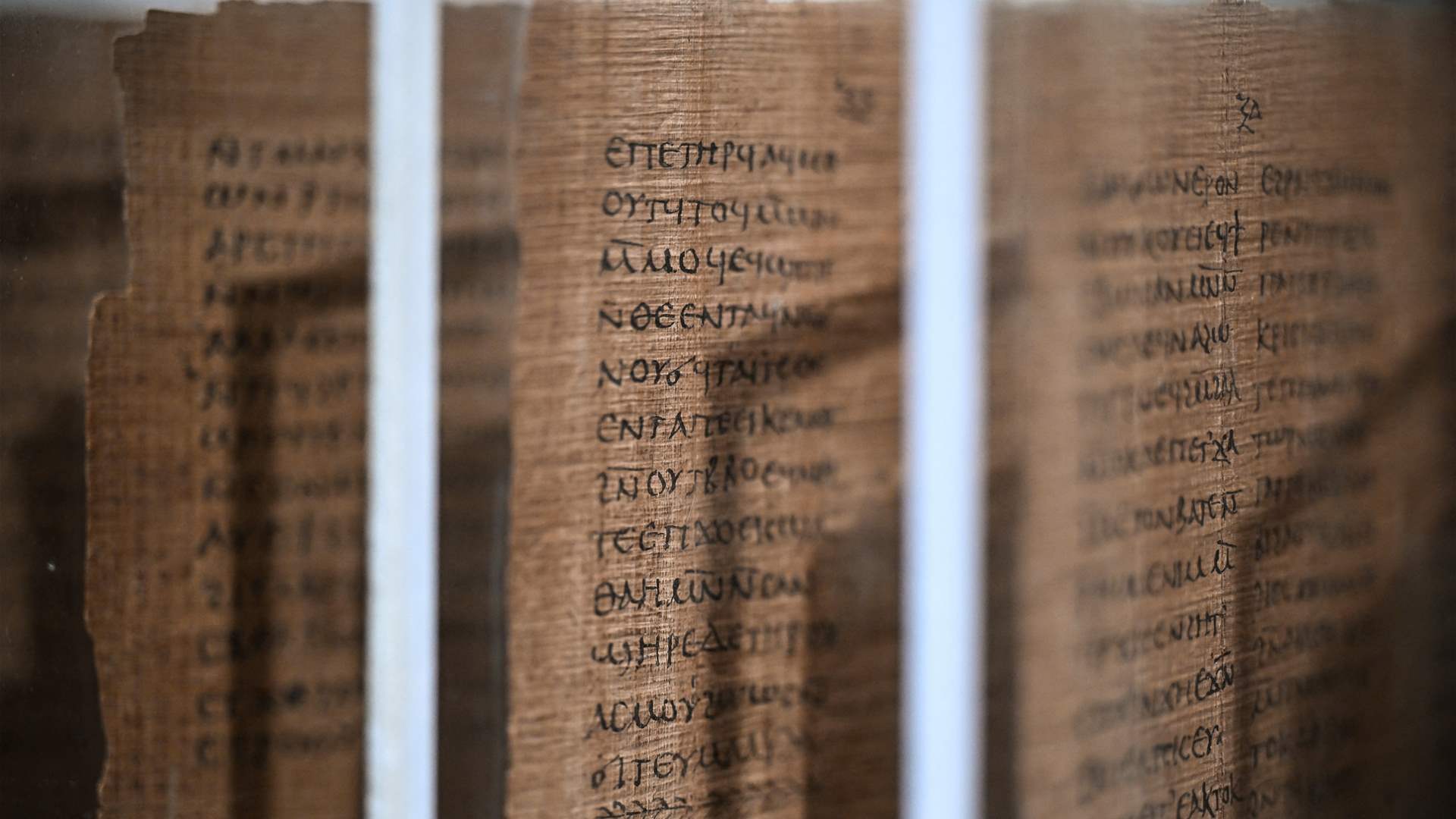من أقدم الكتب في العالم... بيع مخطوطة نادرة في مزاد علني بلندن مقابل هذا المبلغ!