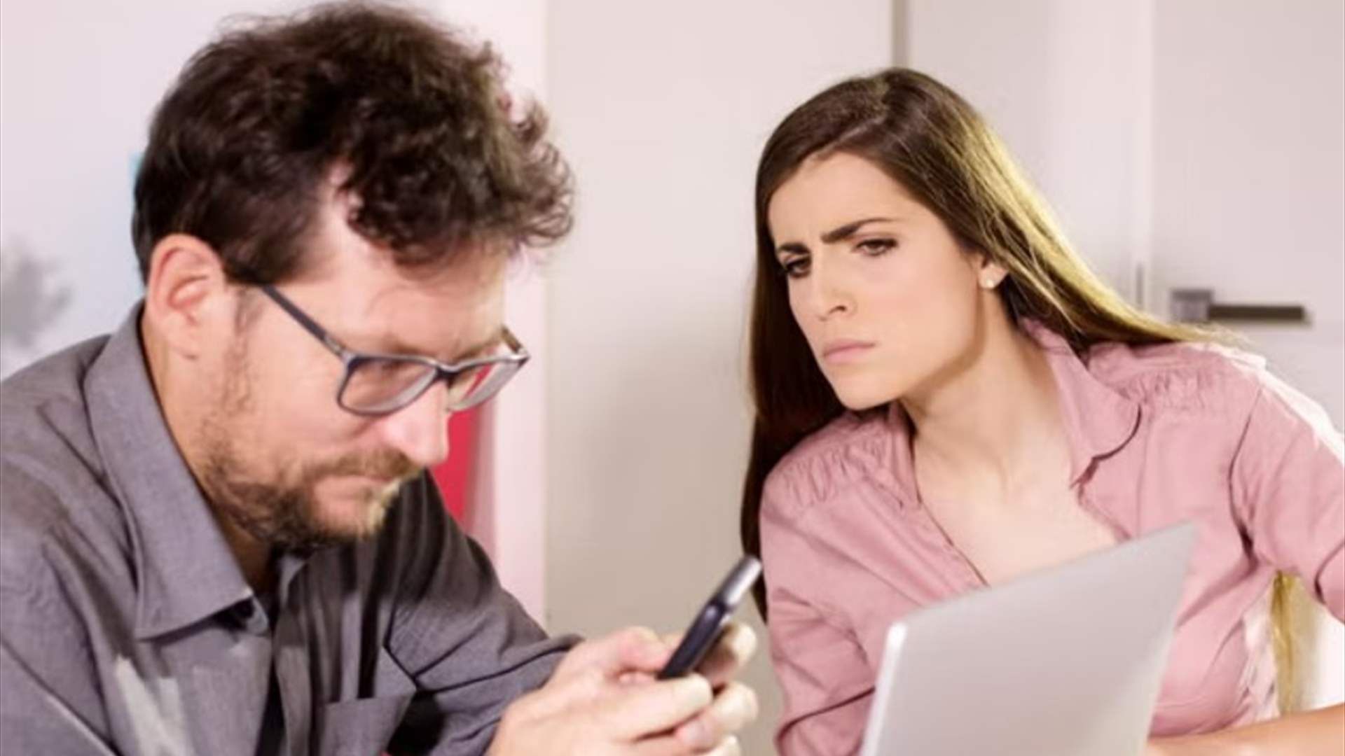 اكتشفت أن زوجها يخونها... والصدمة أنها من أفراد العائلة! 