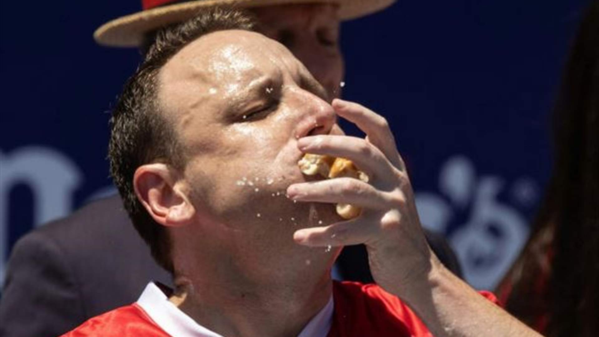 لهذا السبب... مسابقة أكل الهوت دوغ الشهيرة تستبعد بطلًا أميركيا!