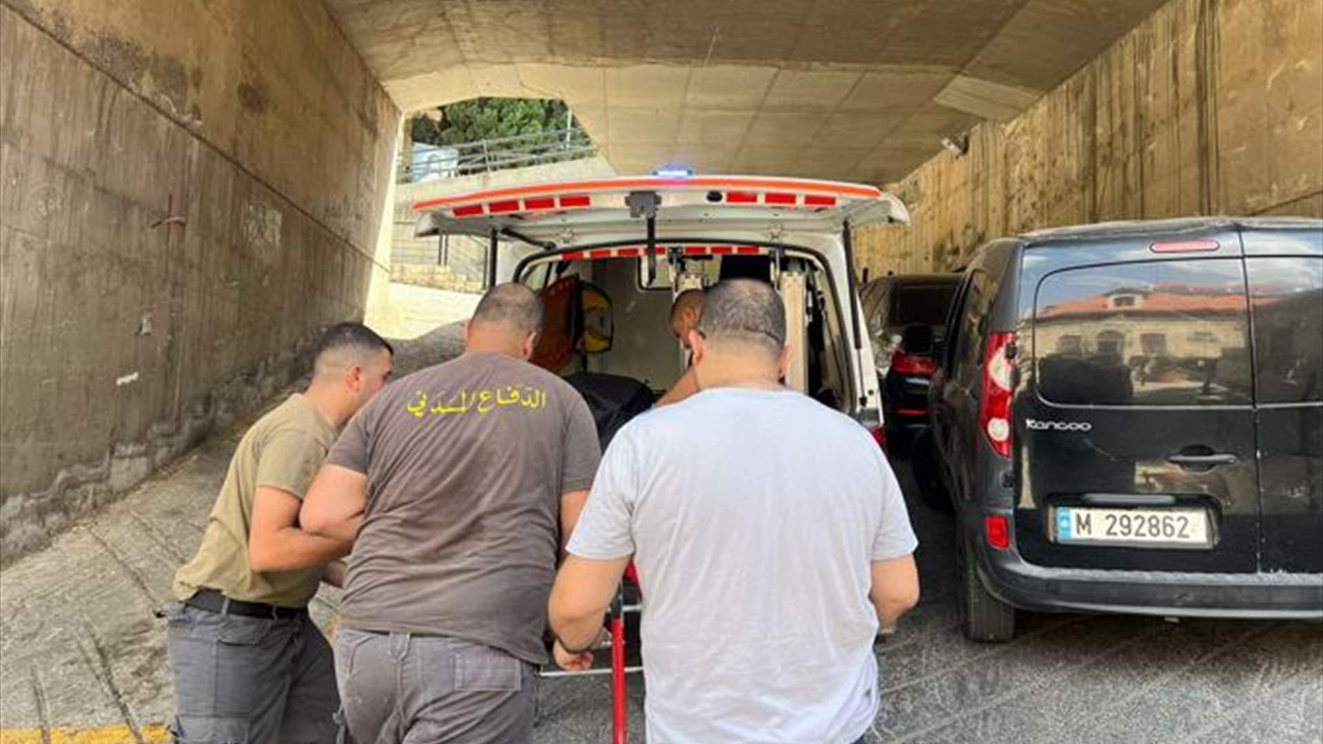 نقل جثة شاب من داخل أحد الفنادق في زحلة إلى المستشفى 