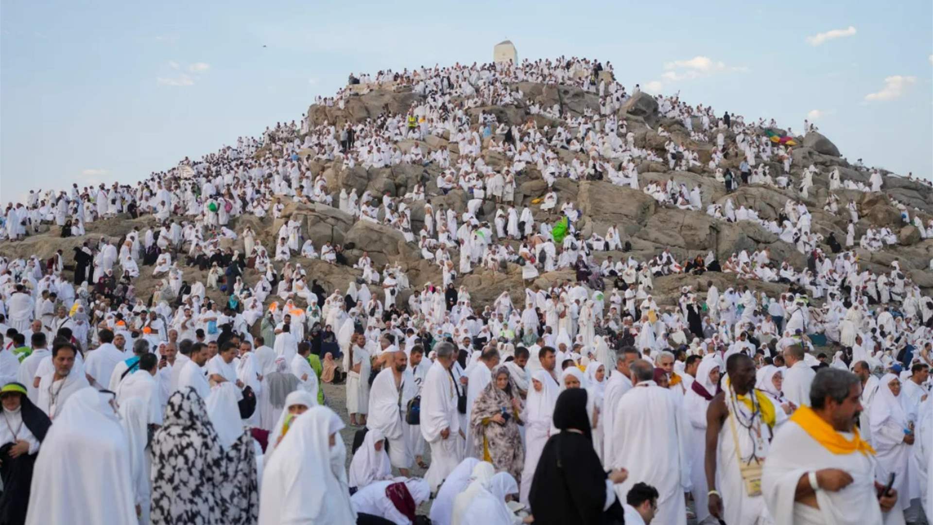 الحجاج يقفون على جبل عرفة ويدعون لأهل غزة: "فليكن الله في عونهم" (فيديو)