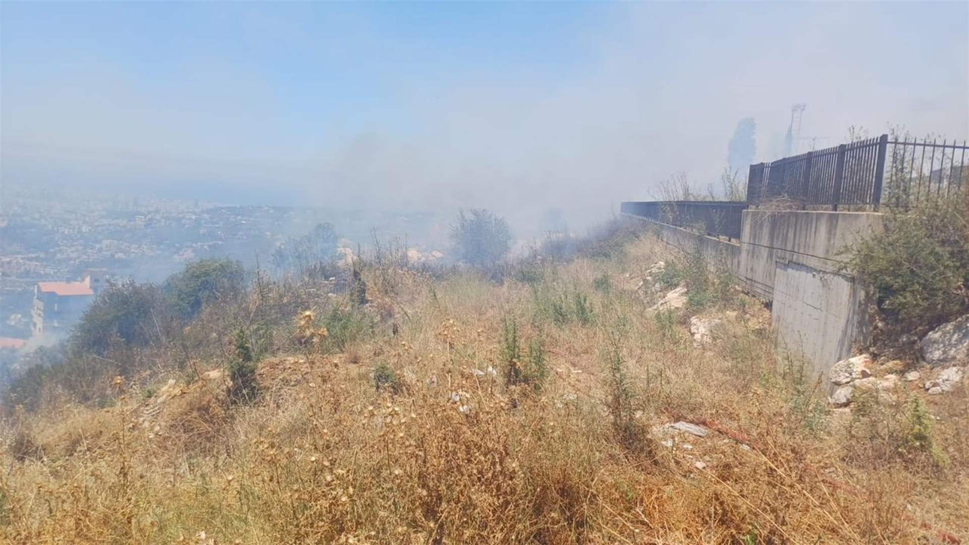 إخماد النيران التي اندلعت في احراج عيتات والحؤول دون امتدادها الى المنازل المجاورة