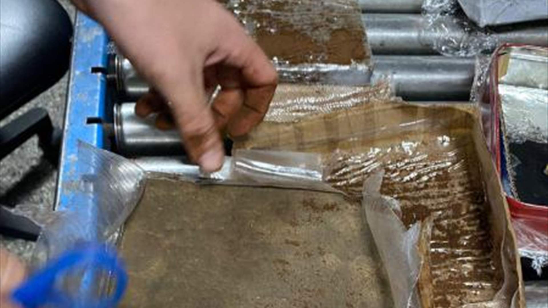 خبّأت كميّة من حشيشة الكيف في حقيبة سفرها بغية تهريبها... هذا مصيرها 