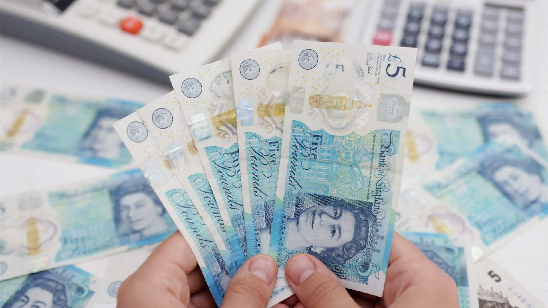 UK inflation slows to central bank&#39;s 2% target