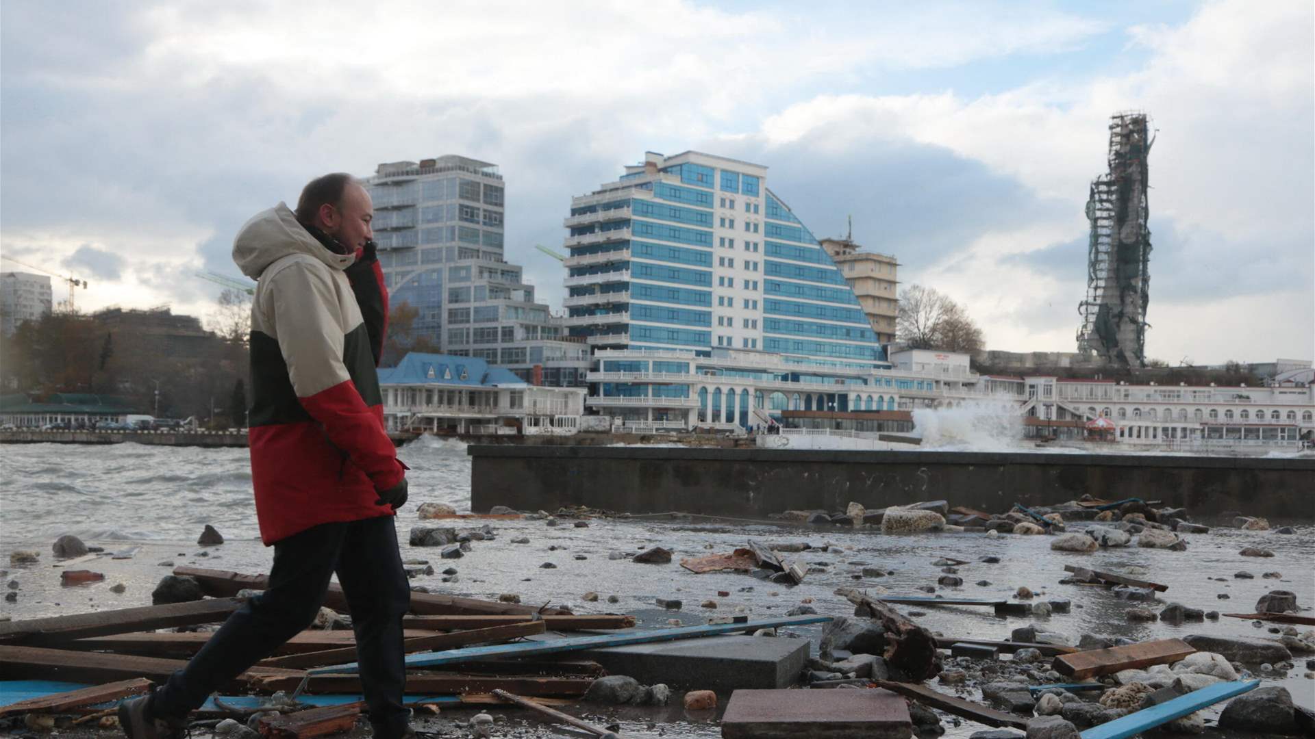 Kremlin warns US of &#39;consequences&#39; after Crimea strike