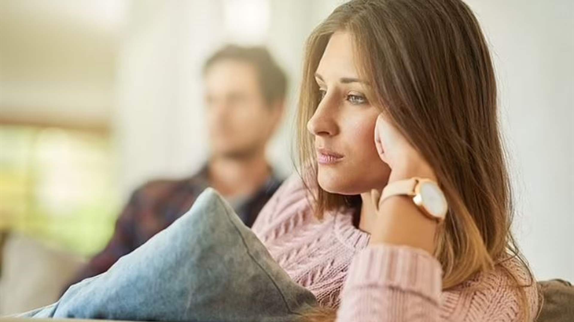 "أثناء العمل... أنا بمثابة زوجته": امرأة تتلقى تعليقًا "وقحًا" من زميلة زوجها!