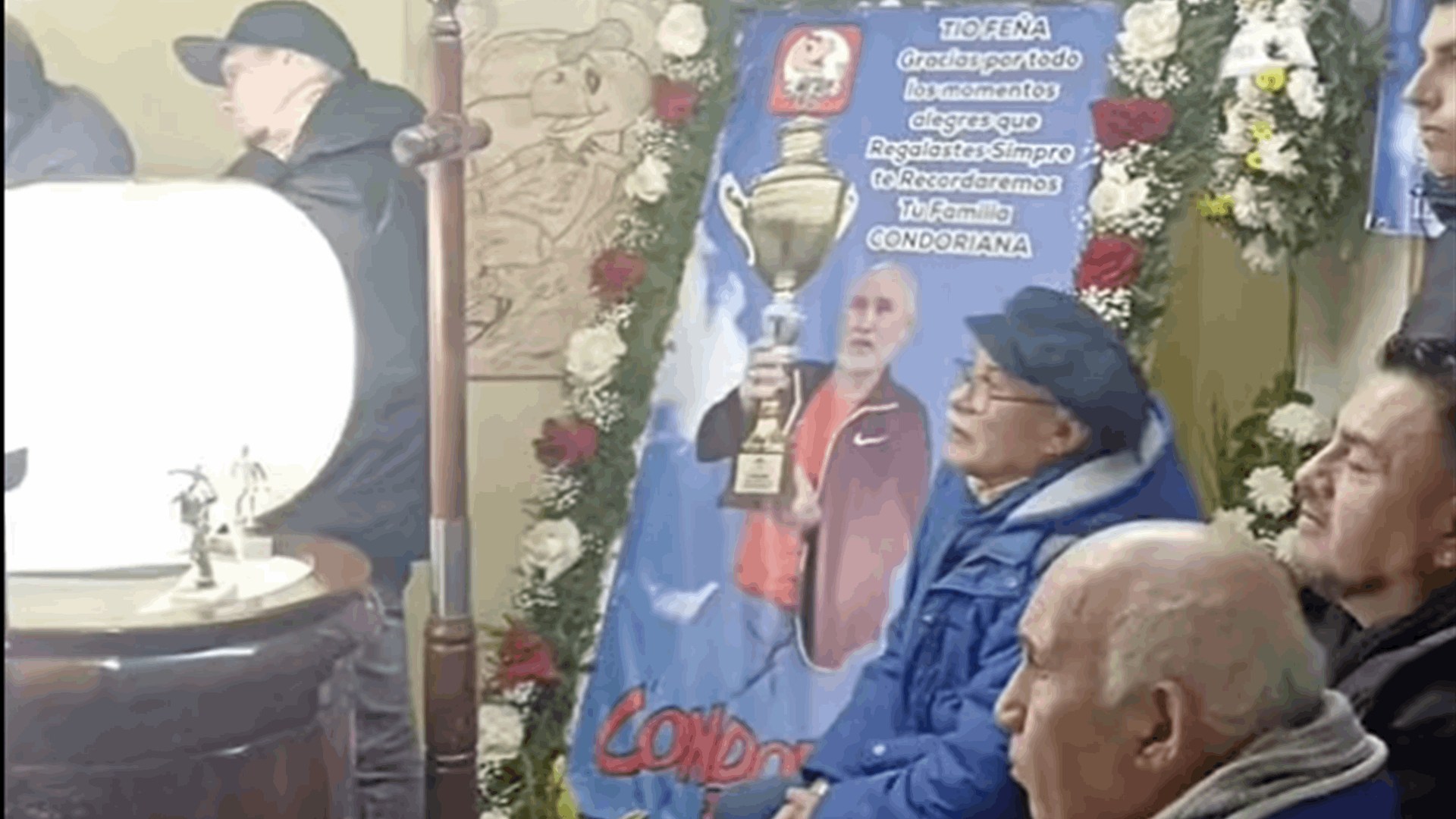 في مشهد صادم... شاهدوا مباراة كوبا أميركا بجوار نعش مفتوح في جنازة أحد أقاربهم! (فيديو)