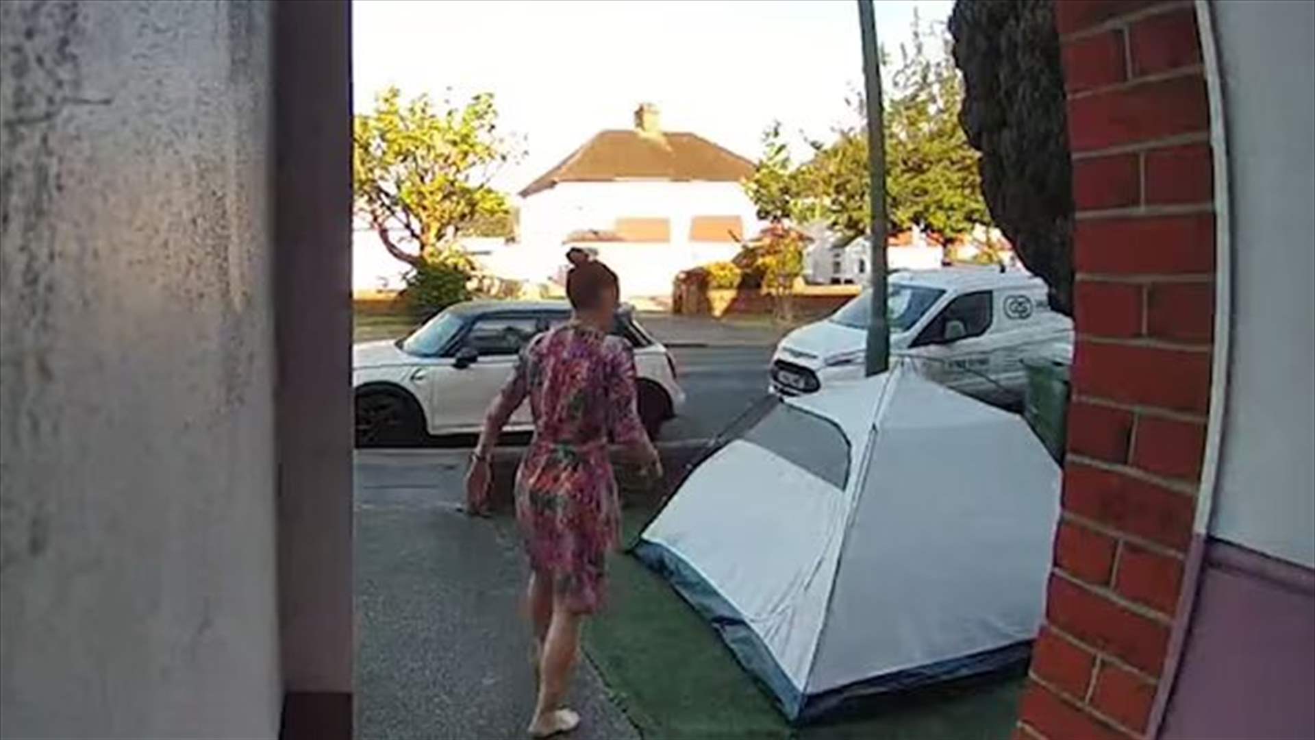 قصّة صادمة... امرأة تعثر على مفاجأة غير متوقعة في حديقتها: "هل يمكنك المغادرة من فضلك؟" (فيديو)