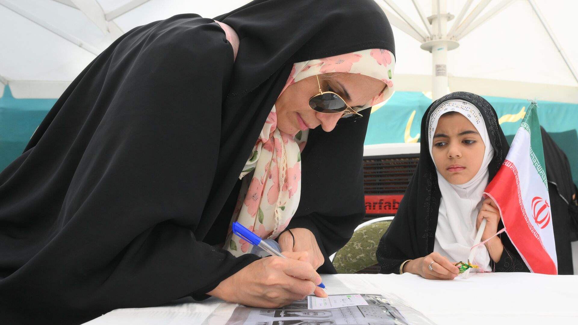 Low turnout and tight race in Iran&#39;s presidential election