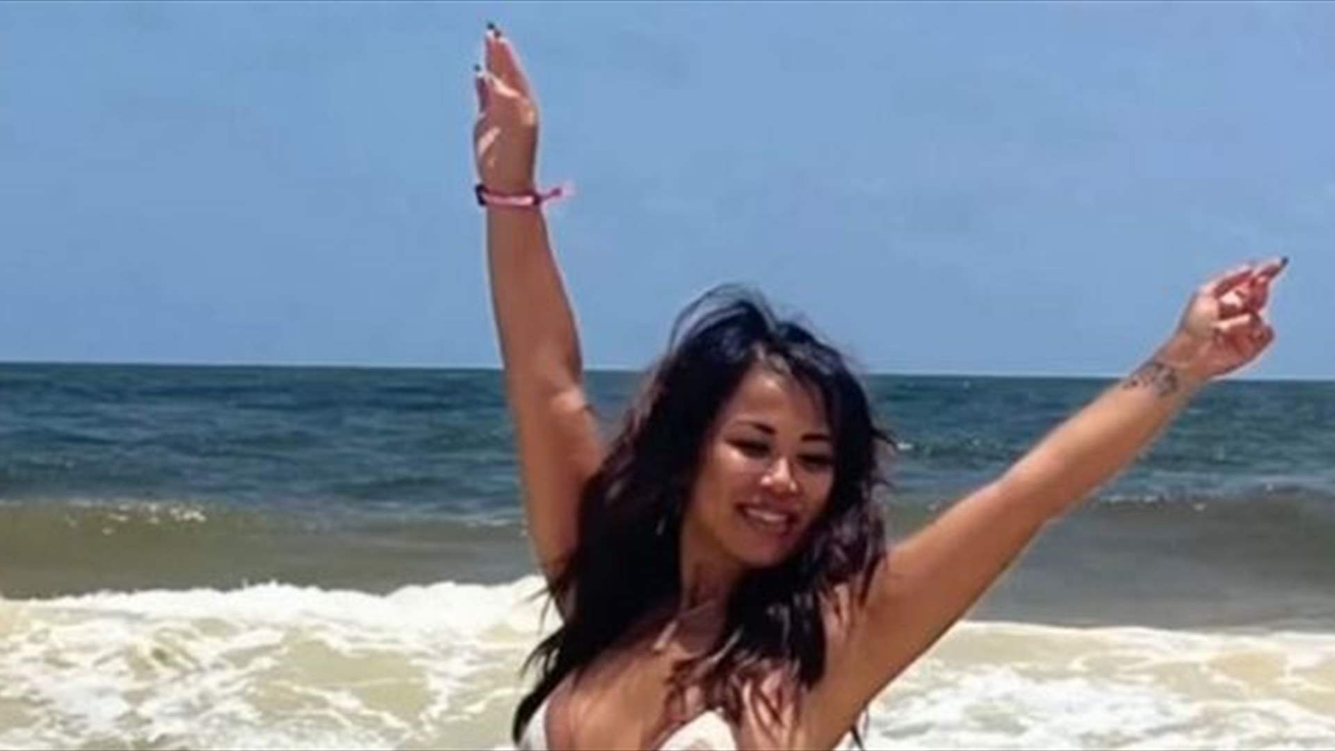 بدت وكأنها عشرينية... خمسينية تتباهى بجسمها الرشيق! (فيديو)