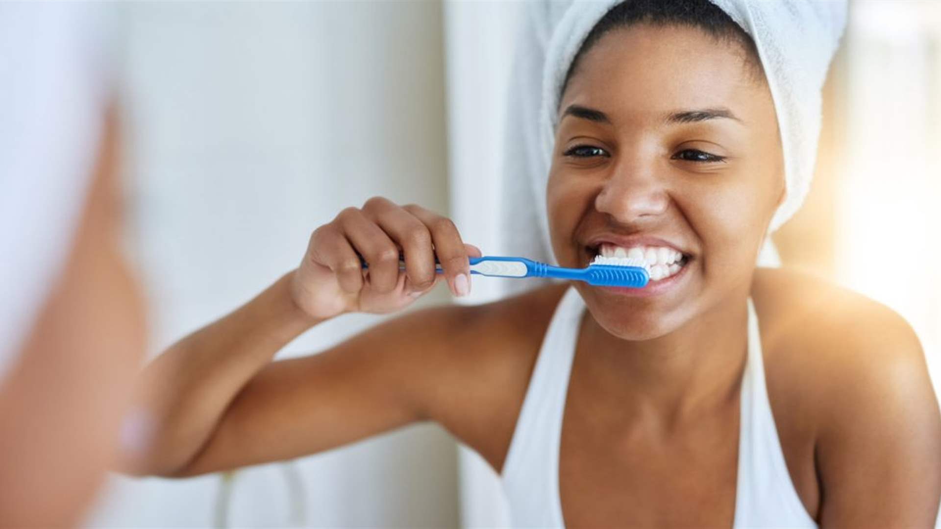 استغنت عن زيارة طبيب الأسنان لمدة 40 سنة... هذا ما نصحت به إحدى خبيرات صحة الفم! (فيديو)
