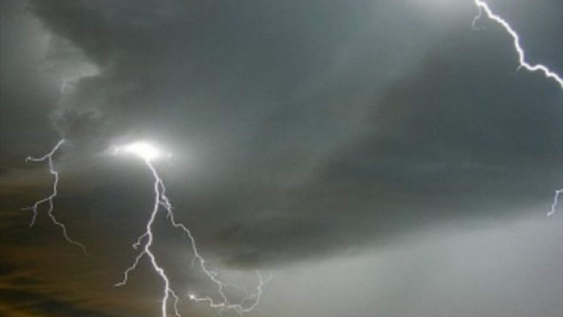 صواعق رعدية ضربت محافظات في جنوب اليمن وشماله