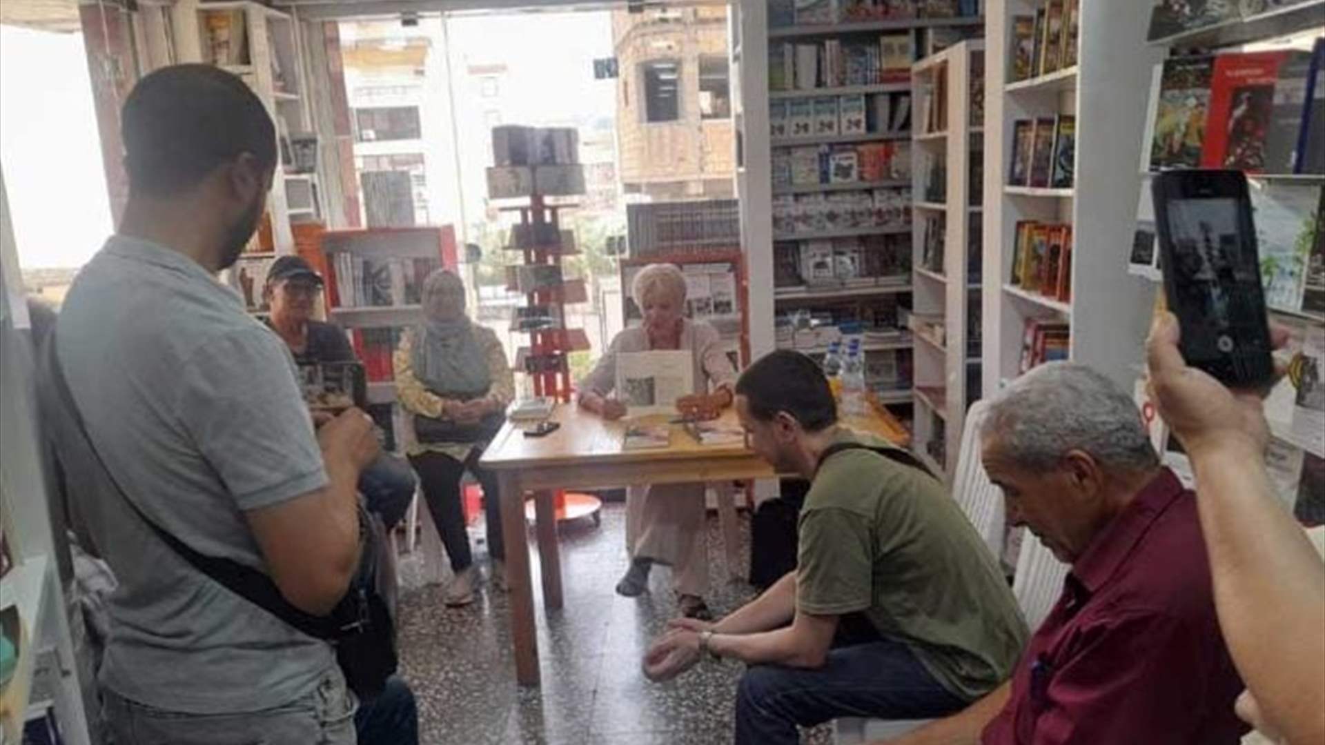 منع كاتبة فرنسية من تقديم كتابها في الجزائر وتوقيفها لساعات... لهذا السبب