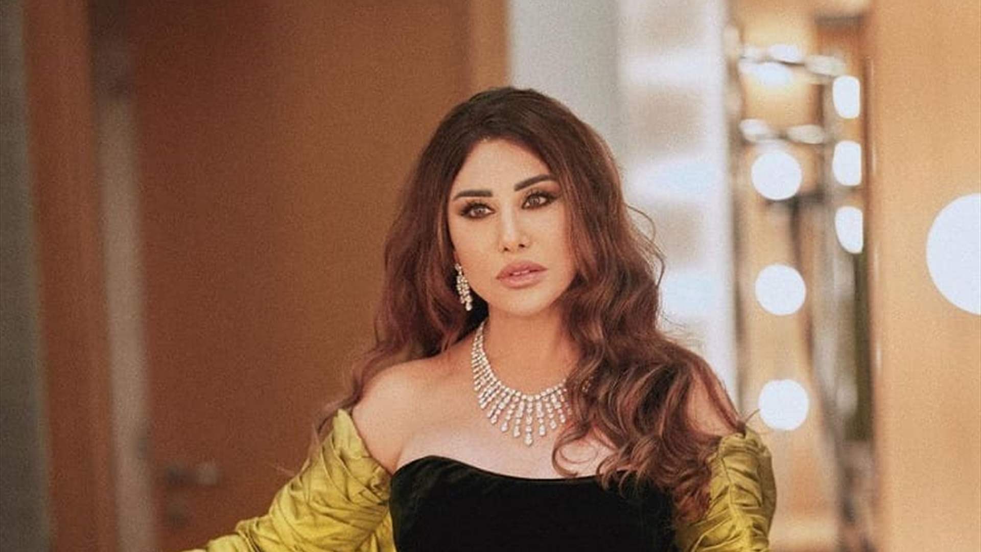 أصغر معجبة على الإطلاق... طفلة تقتحم المسرح خلال حفل نجوى كرم وهذا ما فعلته! (فيديو)