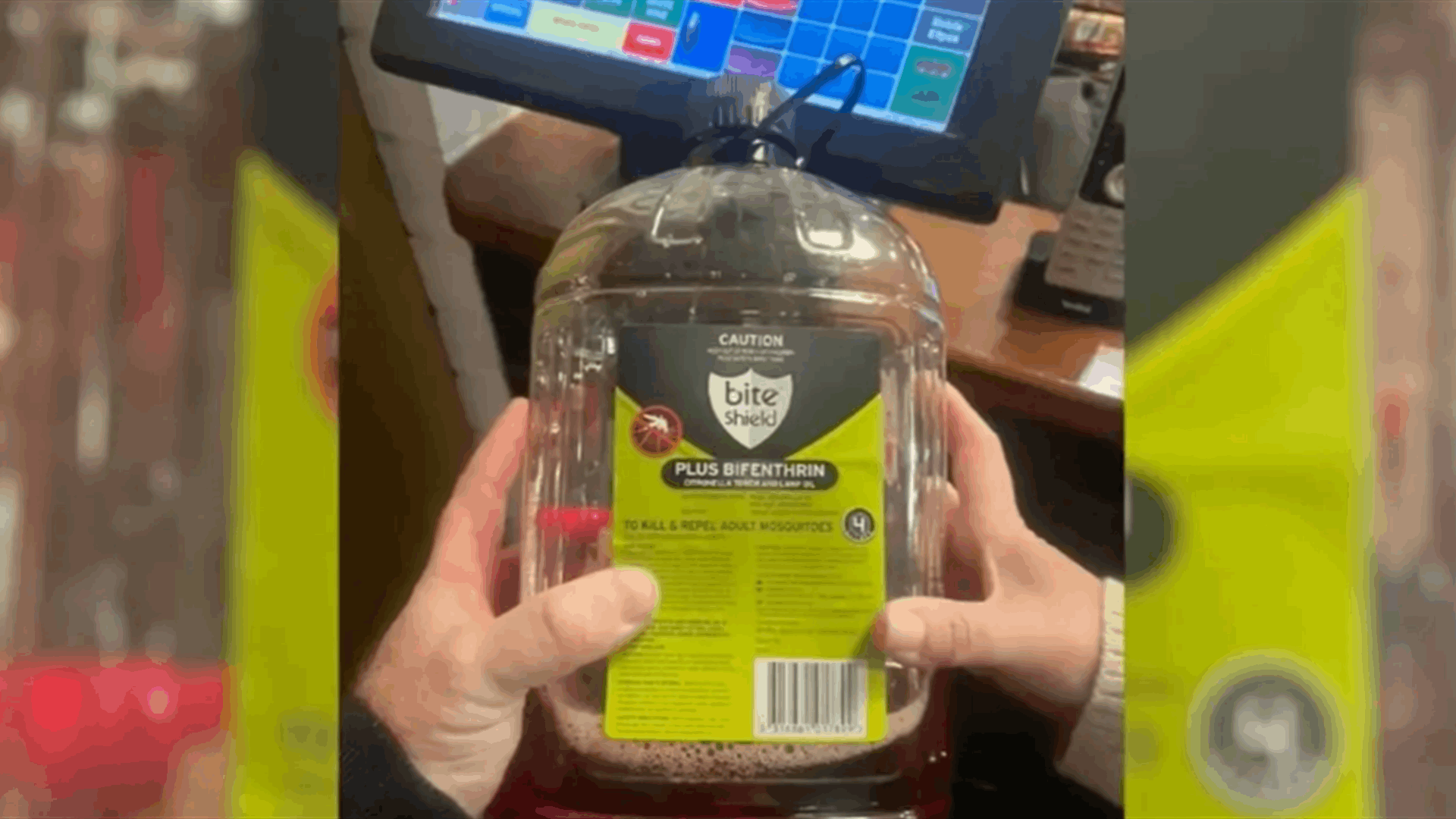 طلبتا عصير التوت فحصلتا على مبيد للحشرات... لحظات رعب عاشتها عائلة في أحد المطاعم: "خفت من أنني سأموت"!