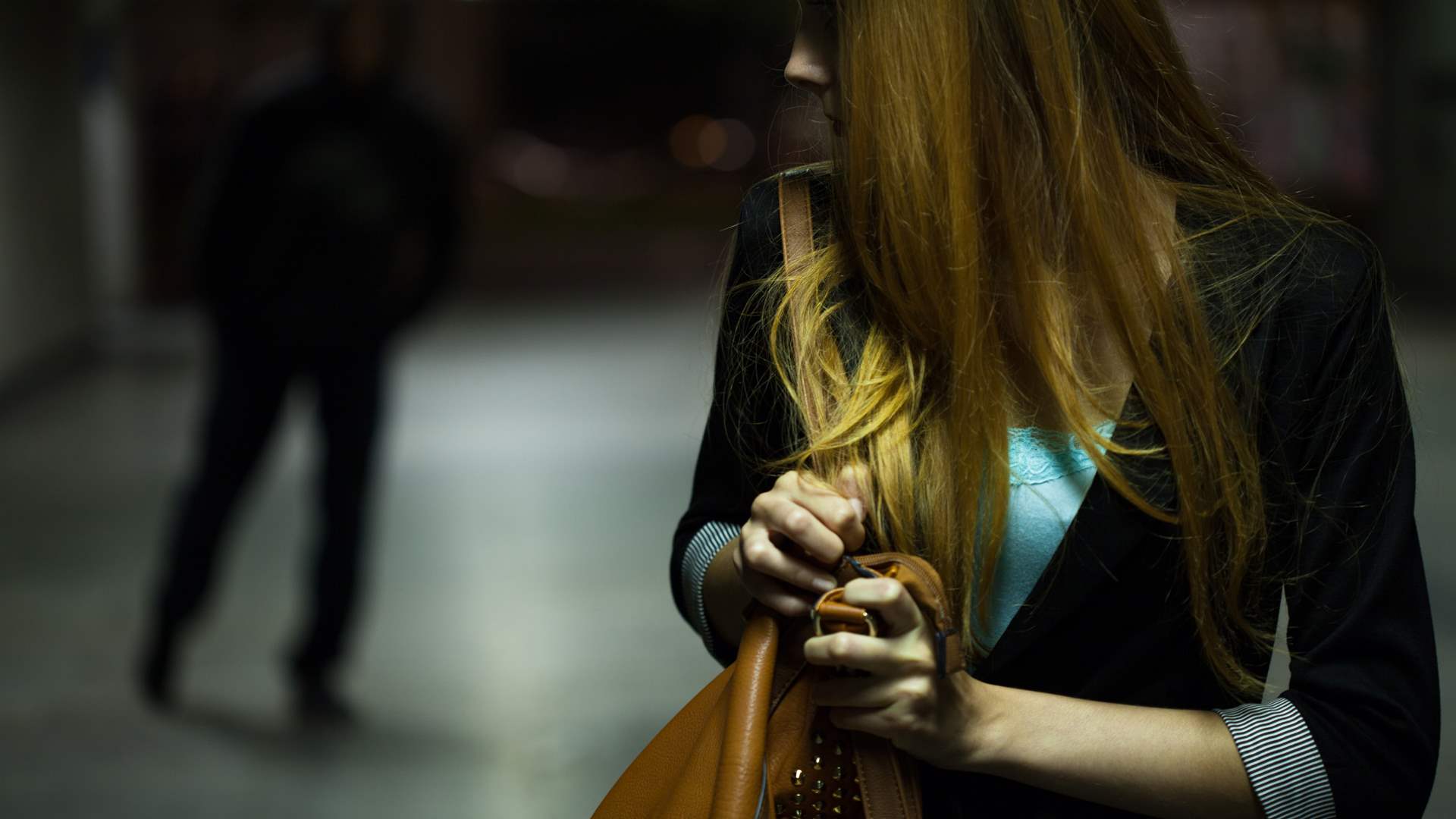 ارتدى زياً تنكرياً... رجل يطارد حبيبته السابقة لإنقاذ علاقتهما والنتيجة كارثية!