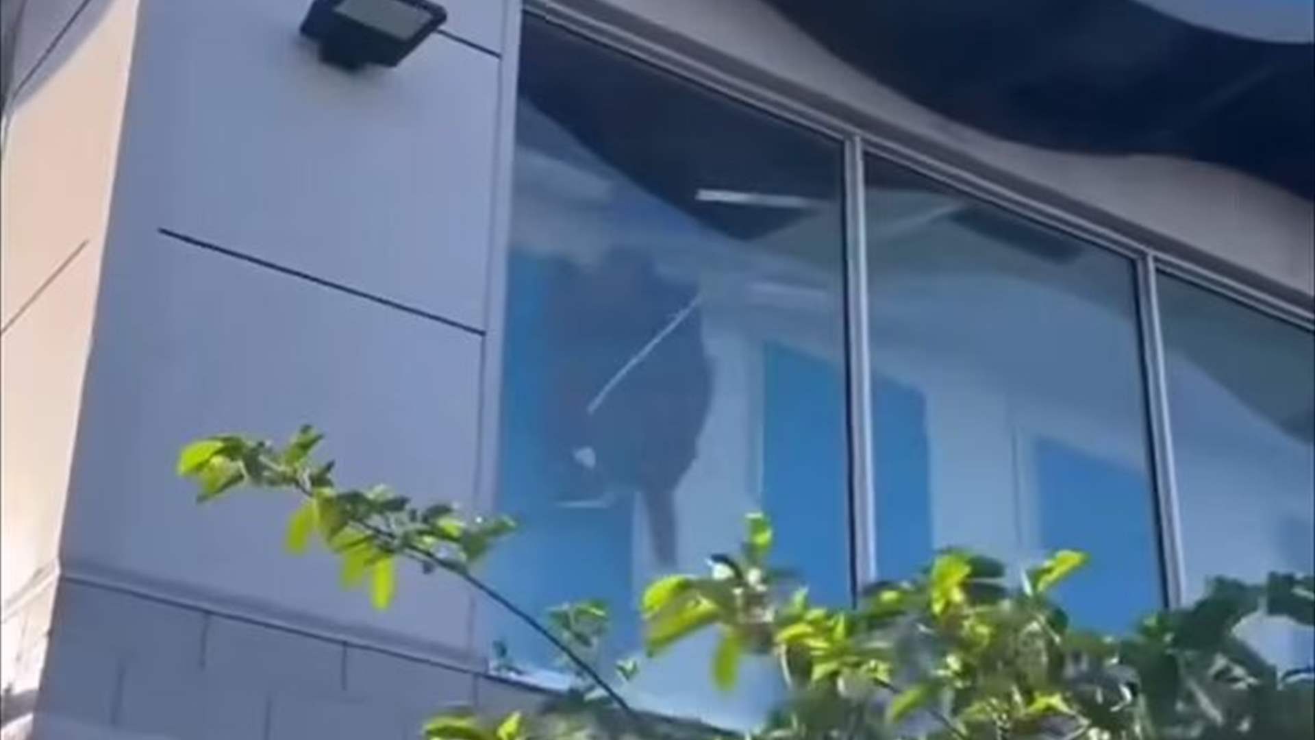 مقطع فيديو كشف أمره... رجل حاول اقتحام وحدة تخزين بهدف السرقة وهذا كان مصيره! (فيديو)