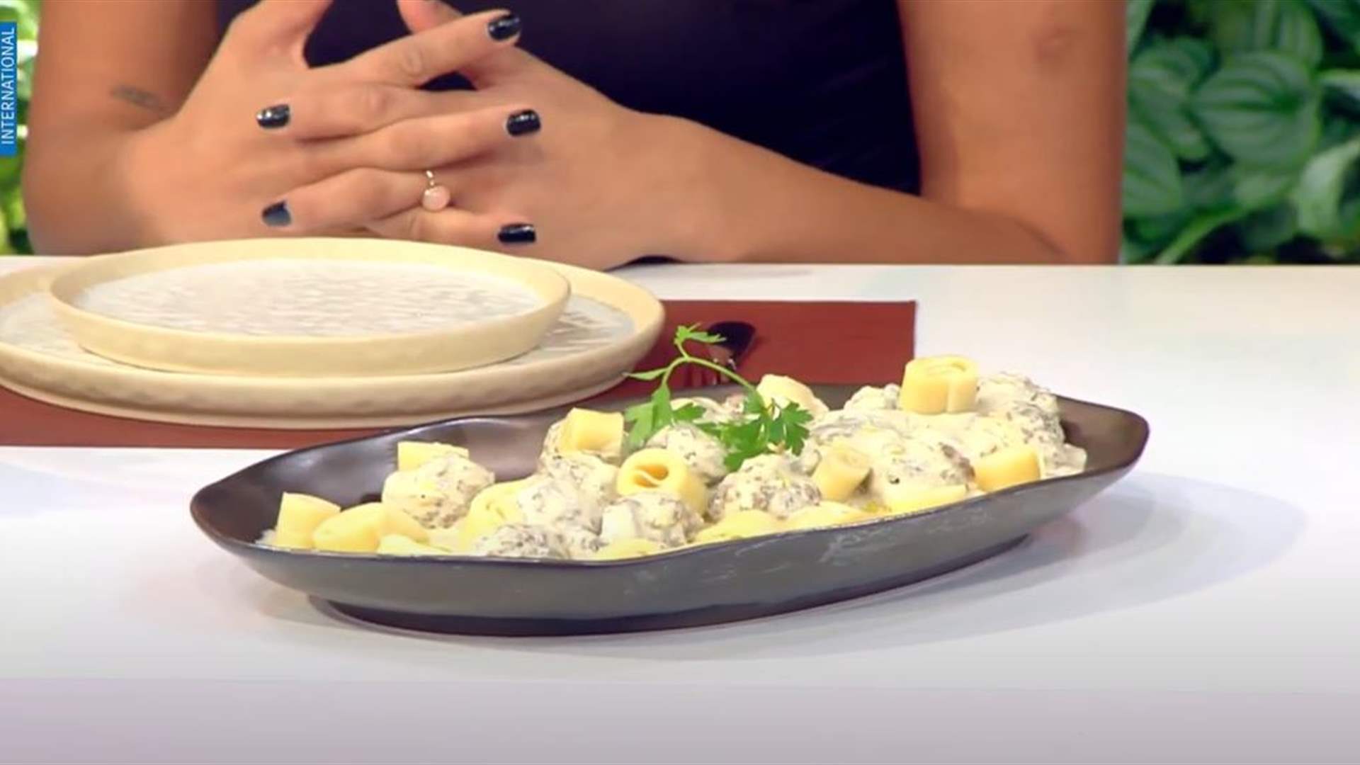 الكفتة بصلصة الفطر وسلطة الباذنجان مع الجوز... مائدة مميزة على طريقة الشيف فادي زغيب (فيديو)