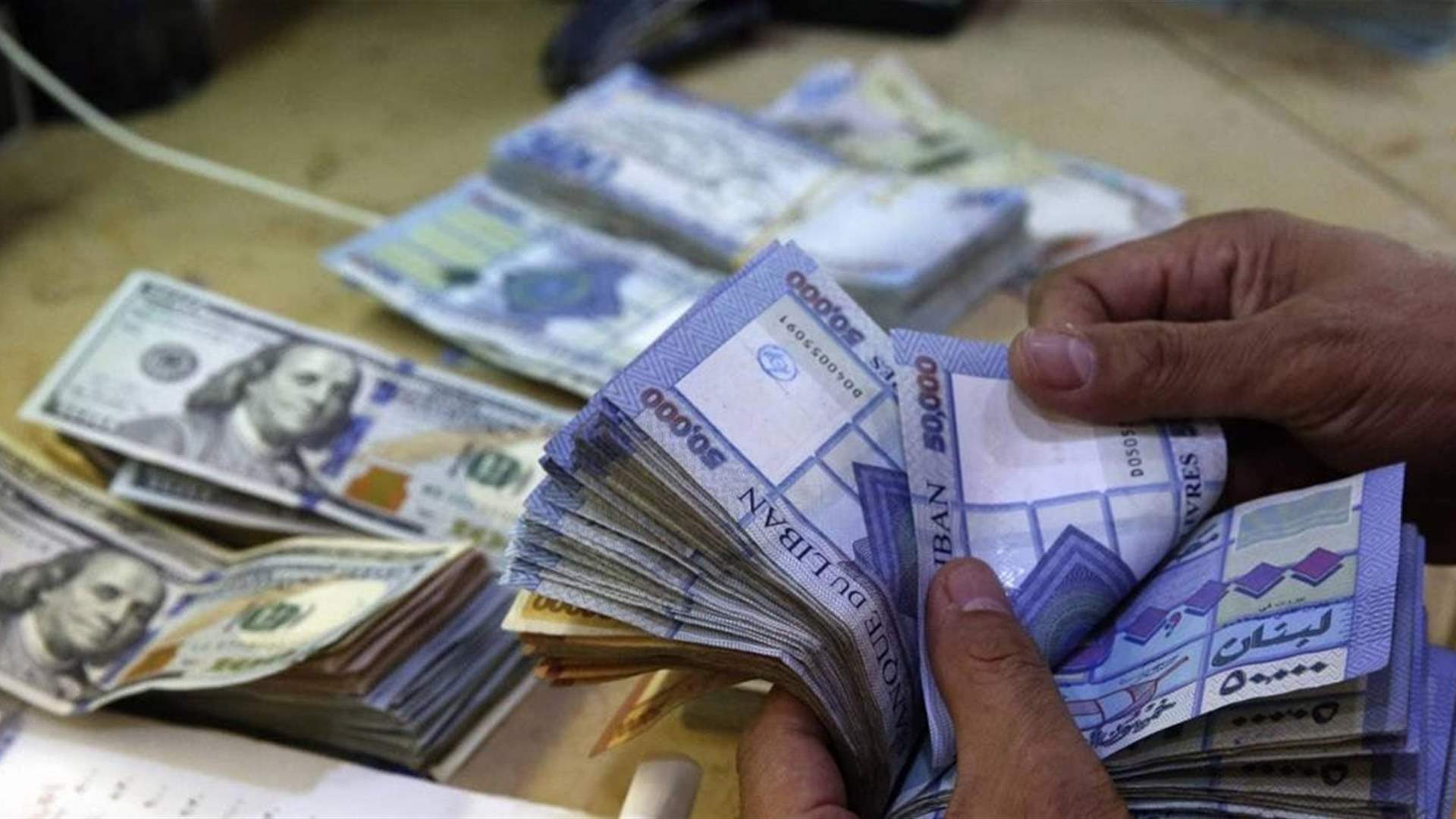 مسلحان دخلا محلًا للصيرفة في زوق مكايل وسرقا مبلغًا ماليًا وتعديا على صاحبه